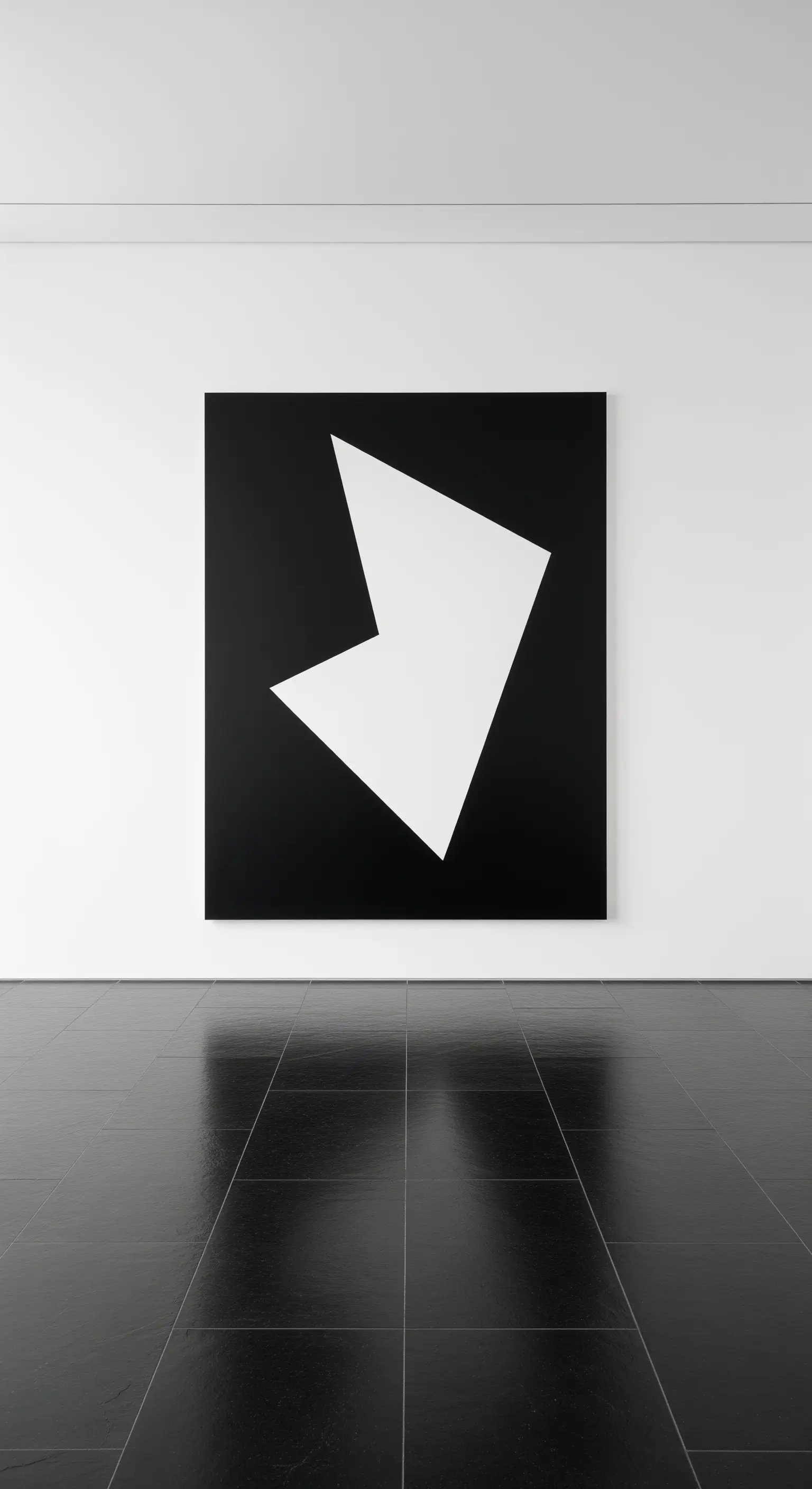Spazio minimalista con pavimento nero lucido e una grande tela astratta geometrica bianca su fondo nero.