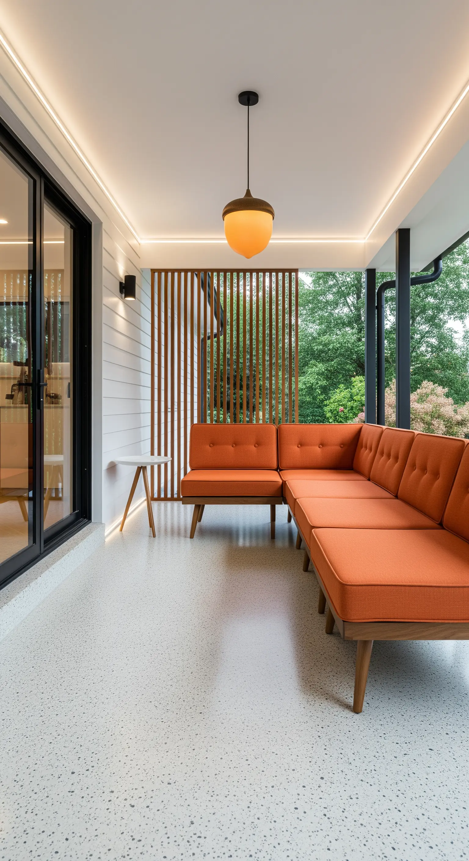 Portico in stile Mid-century con divano arancione, pavimento in terrazzo e illuminazione a LED