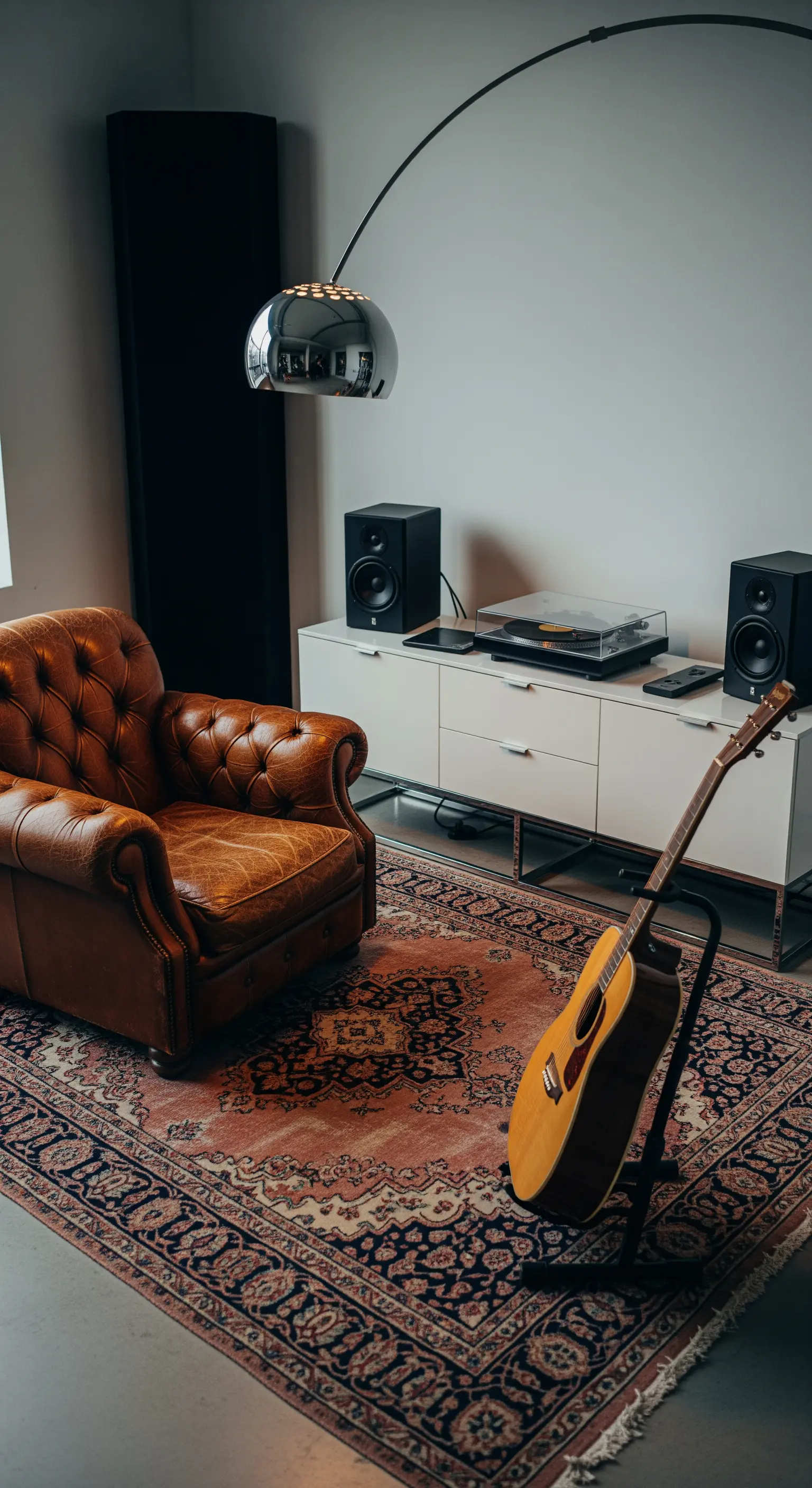 Salotto con poltrona in pelle, tappeto persiano e lampada ad arco moderna.