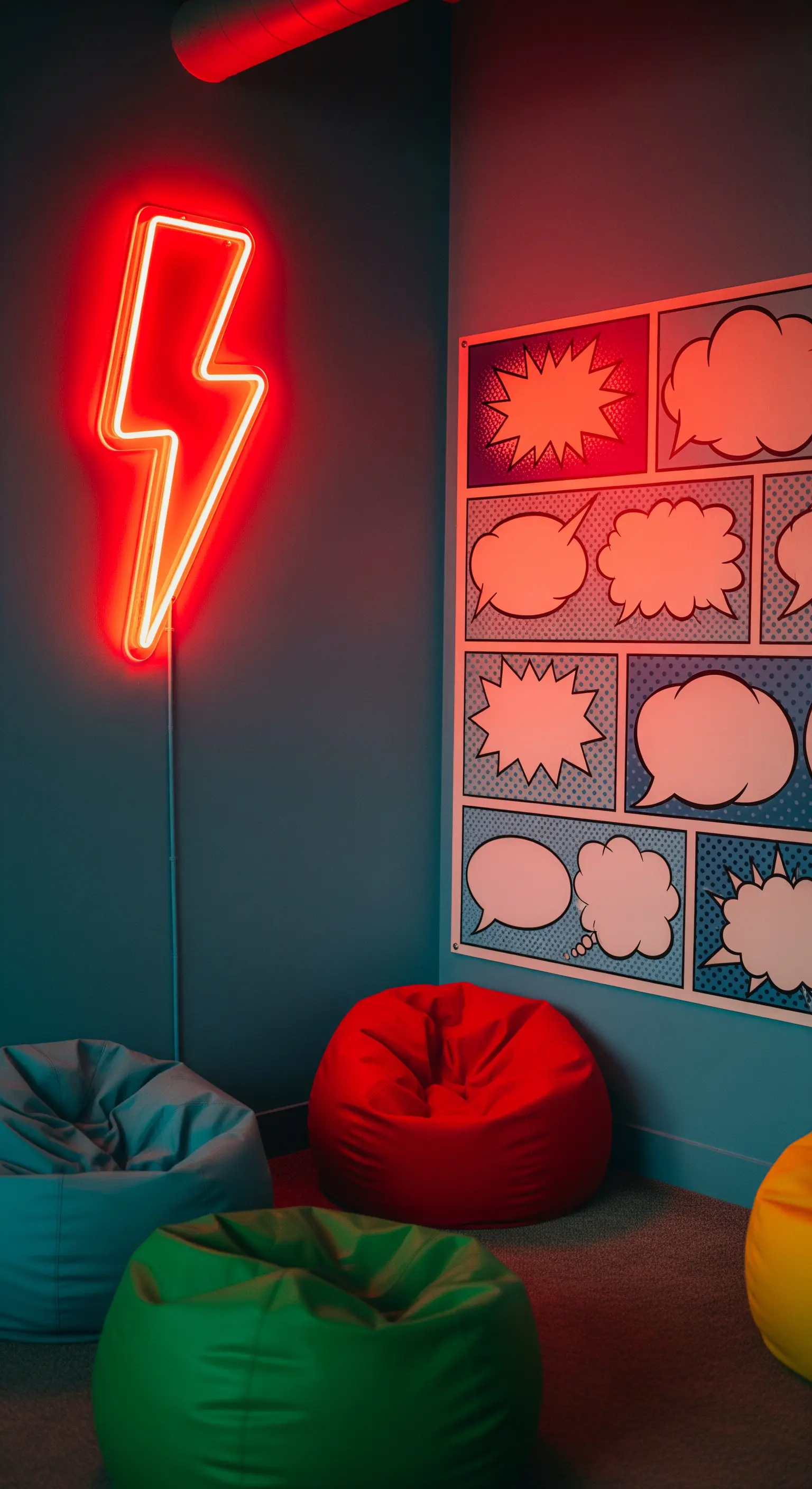 Angolo relax con pouf colorati, parete a fumetti e un neon a forma di fulmine.