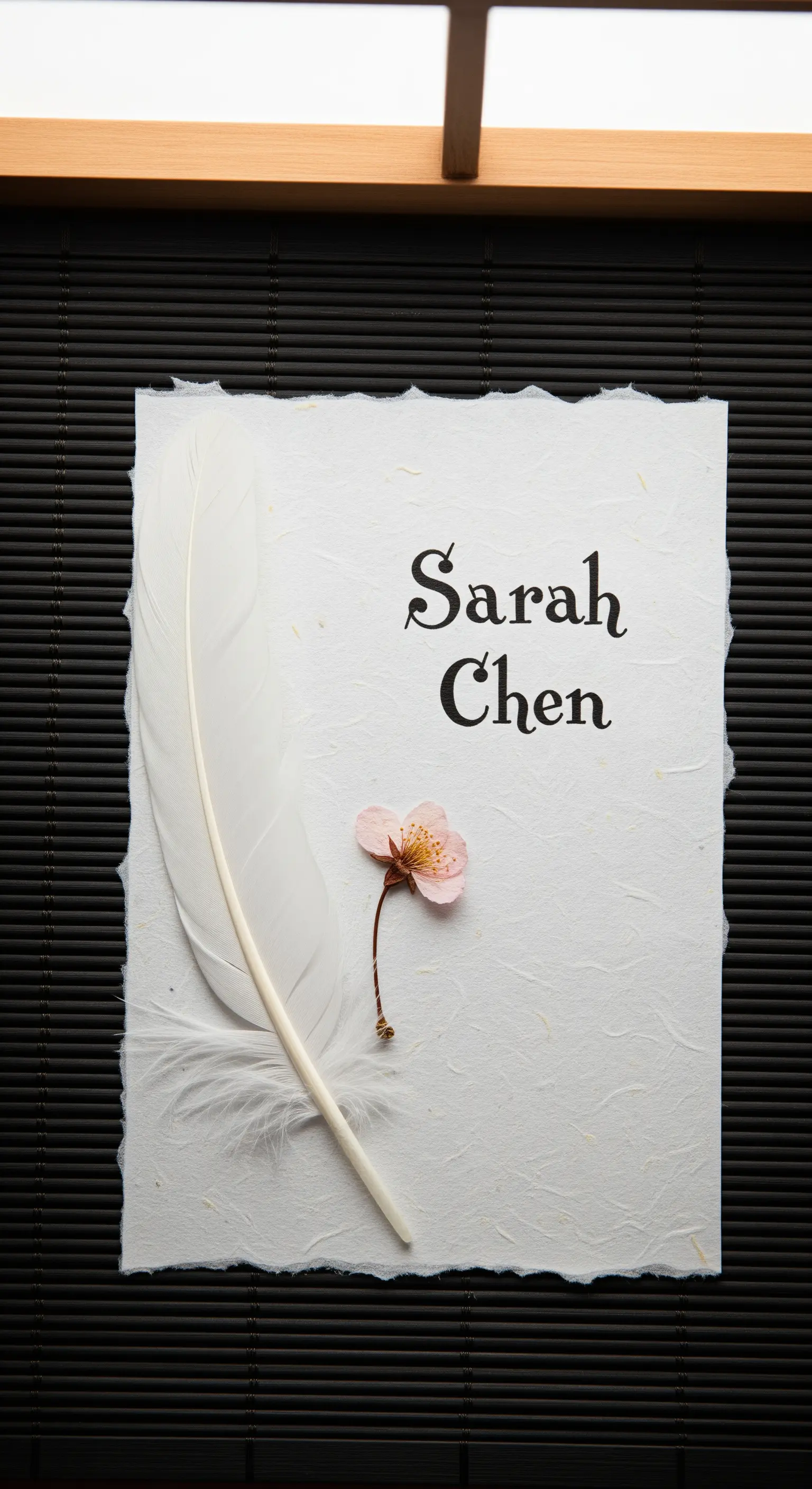 Segnaposto in stile giapponese con piuma bianca e fiore di ciliegio su carta di riso.