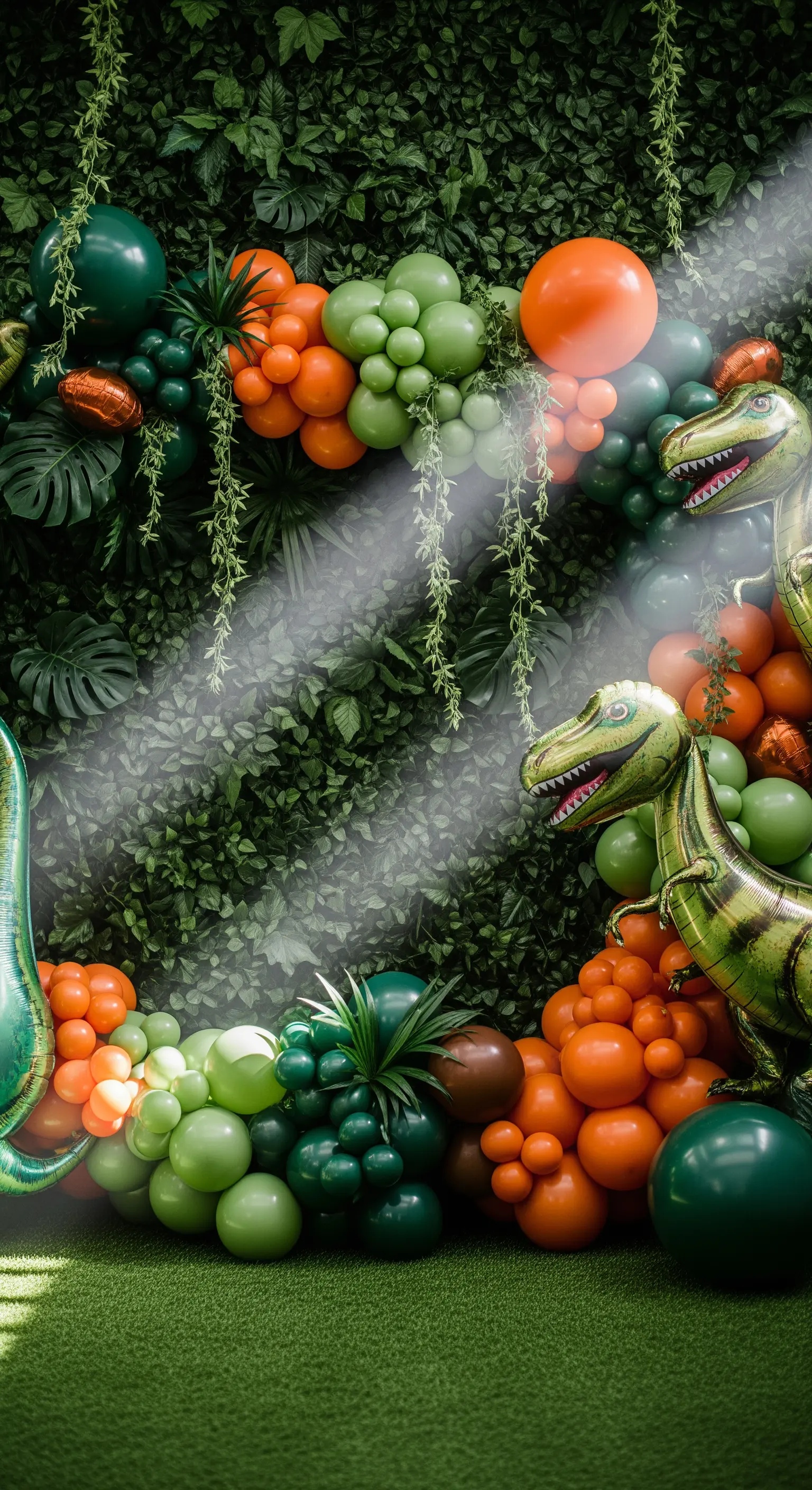 Festa a tema giungla con parete di foglie, palloncini arancioni e dinosauri.