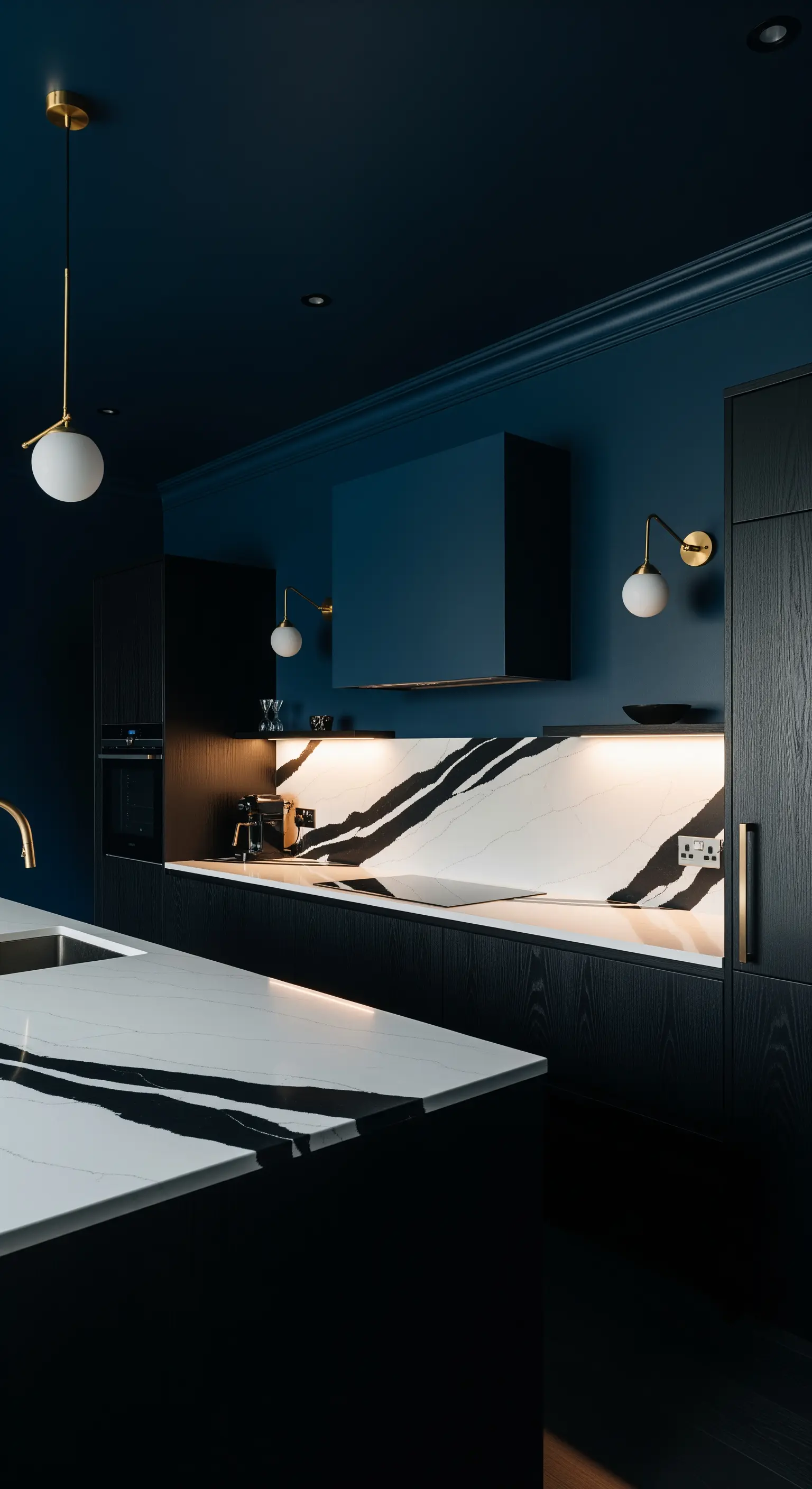 Cucina blu notte con pareti coordinate e top in quarzo con venature nere marcate.