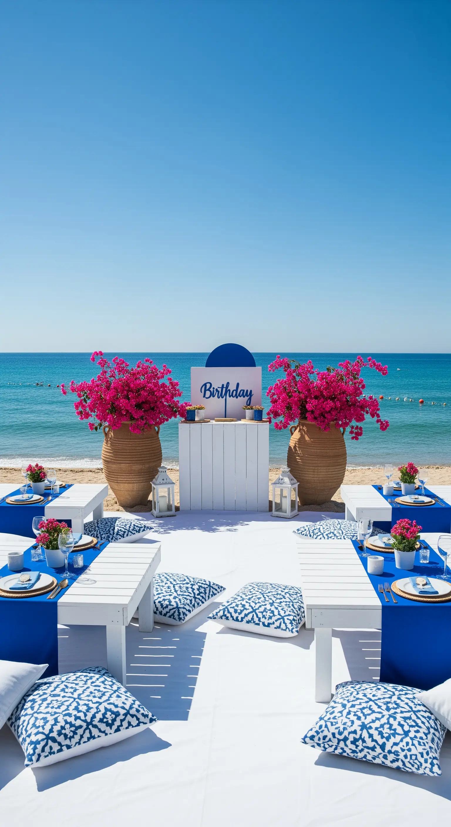 Allestimento in stile greco con arredi bianchi, tessuti blu e vasi con bouganville