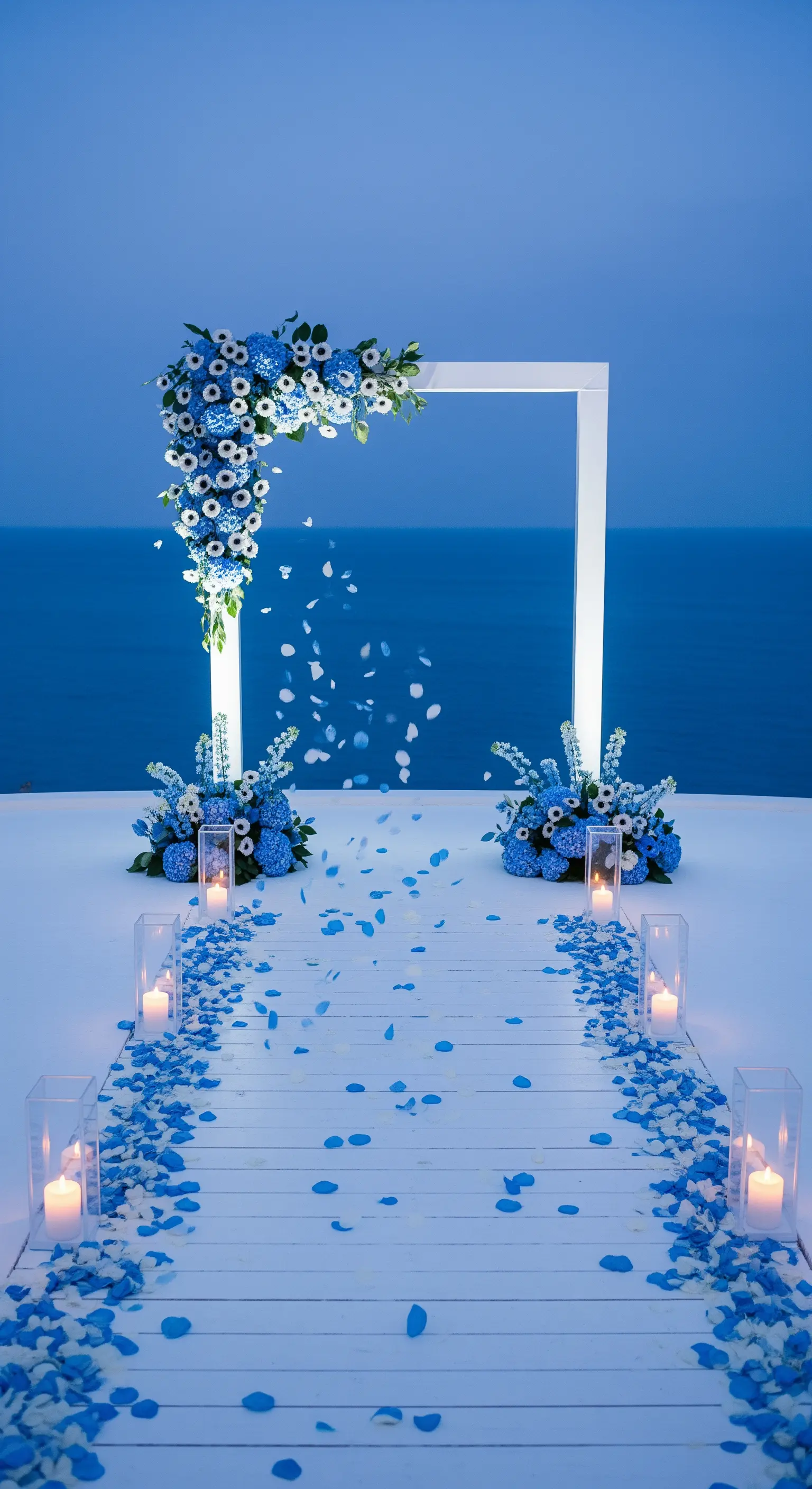 Arco bianco minimalista con ortensie blu su una terrazza con vista sul mare.