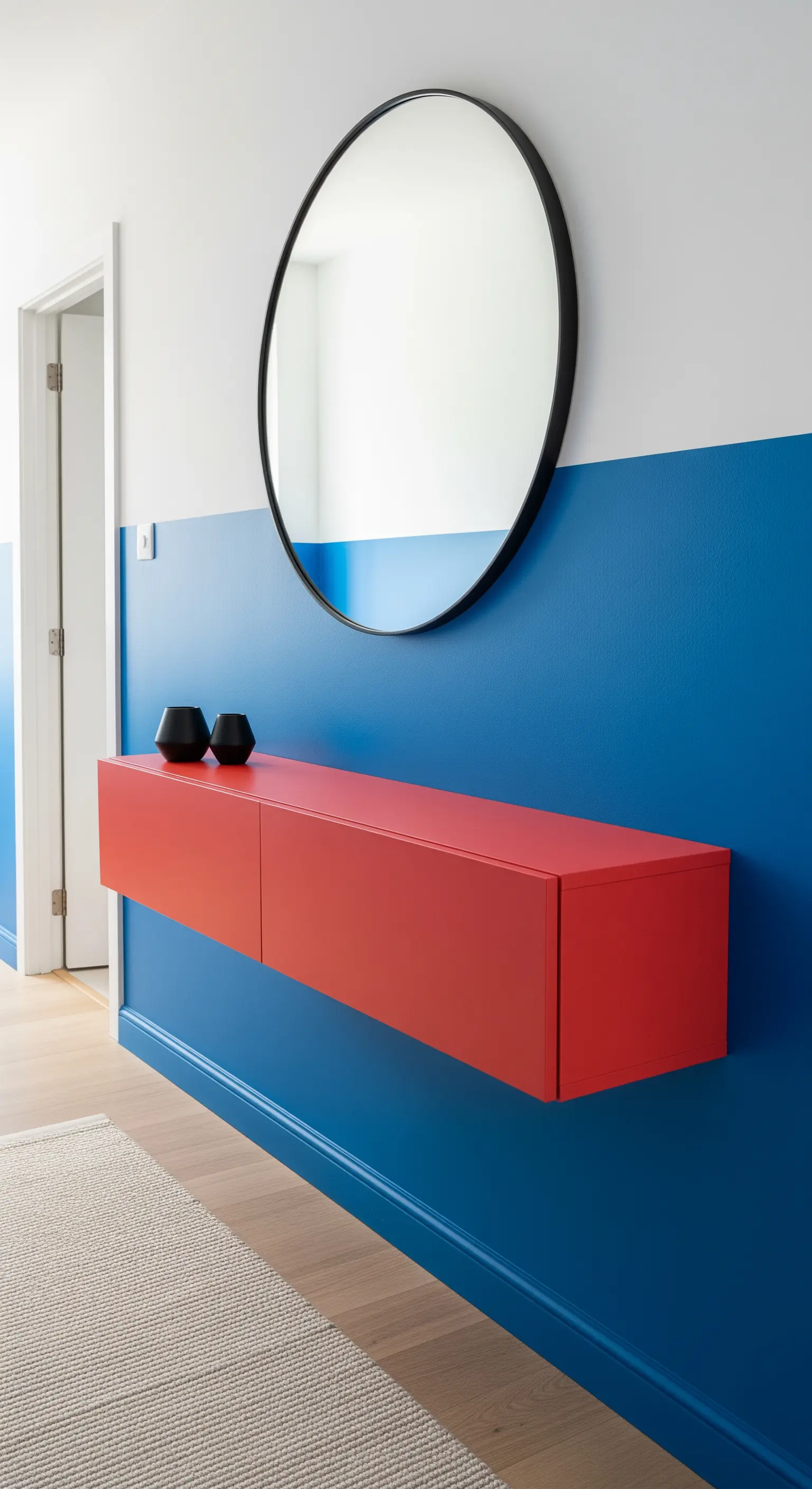 Ingresso con parete blu Klein e bianca, e una consolle sospesa rosso laccato.