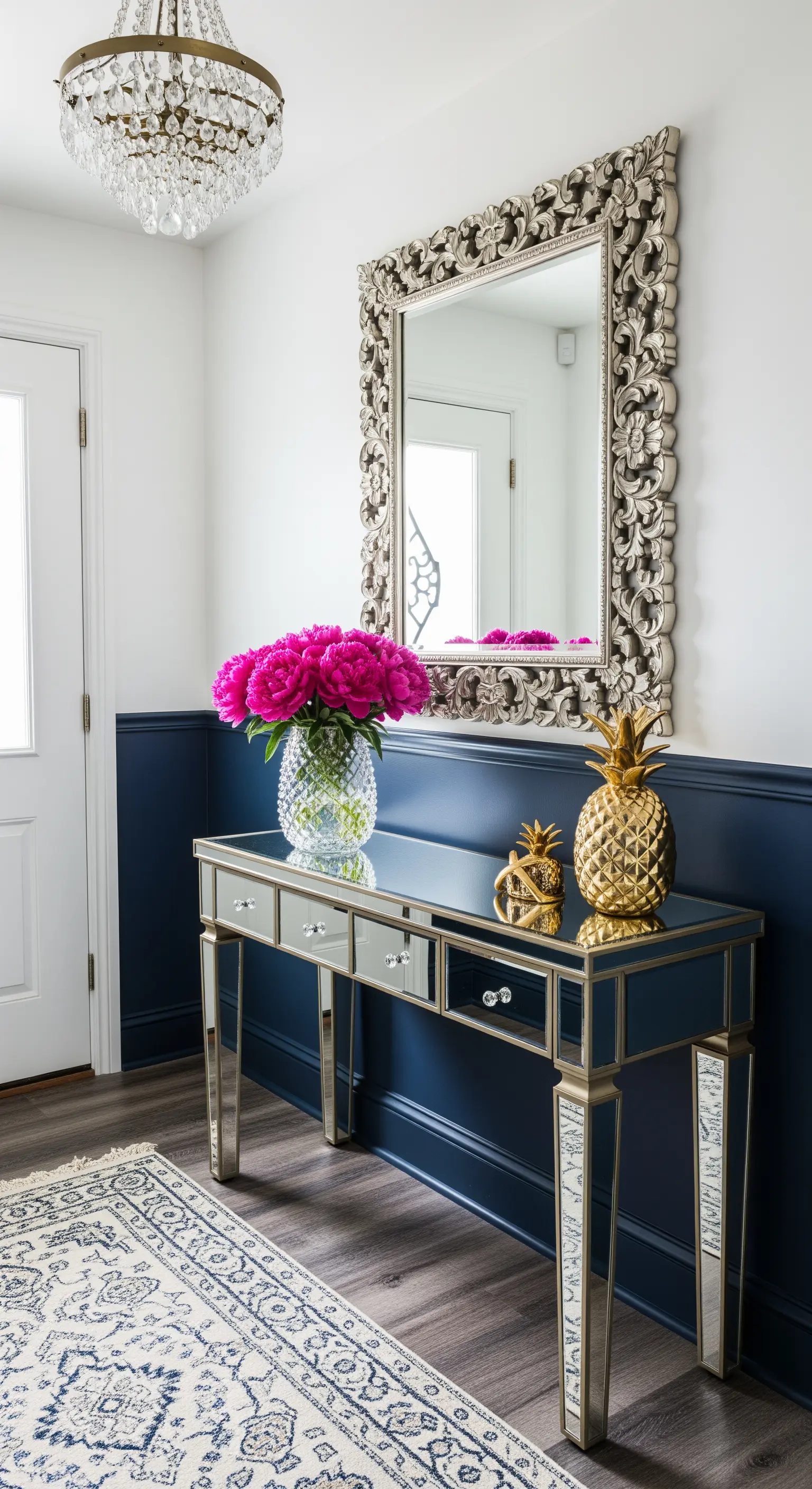 Ingresso glamour con boiserie blu navy, consolle a specchio e dettagli dorati.