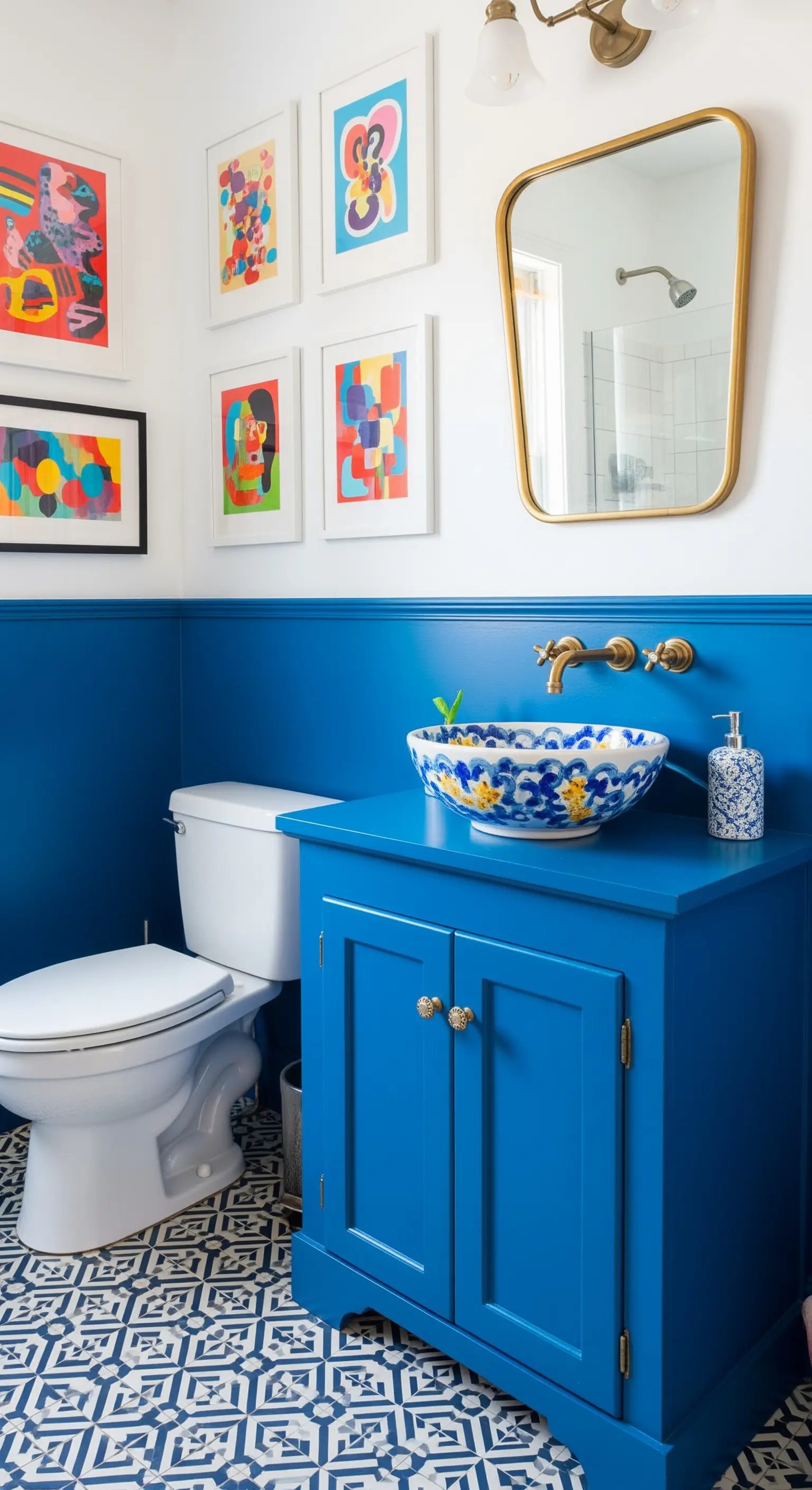 Bagno eclettico con boiserie blu, lavabo decorato e pavimento a motivi geometrici.