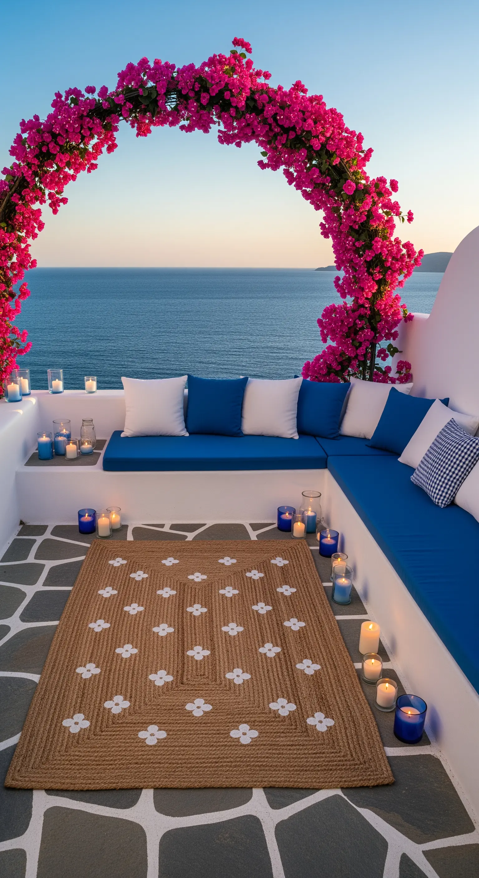 Terrazza con vista mare, sedute bianche e blu, e un arco di bouganville fucsia