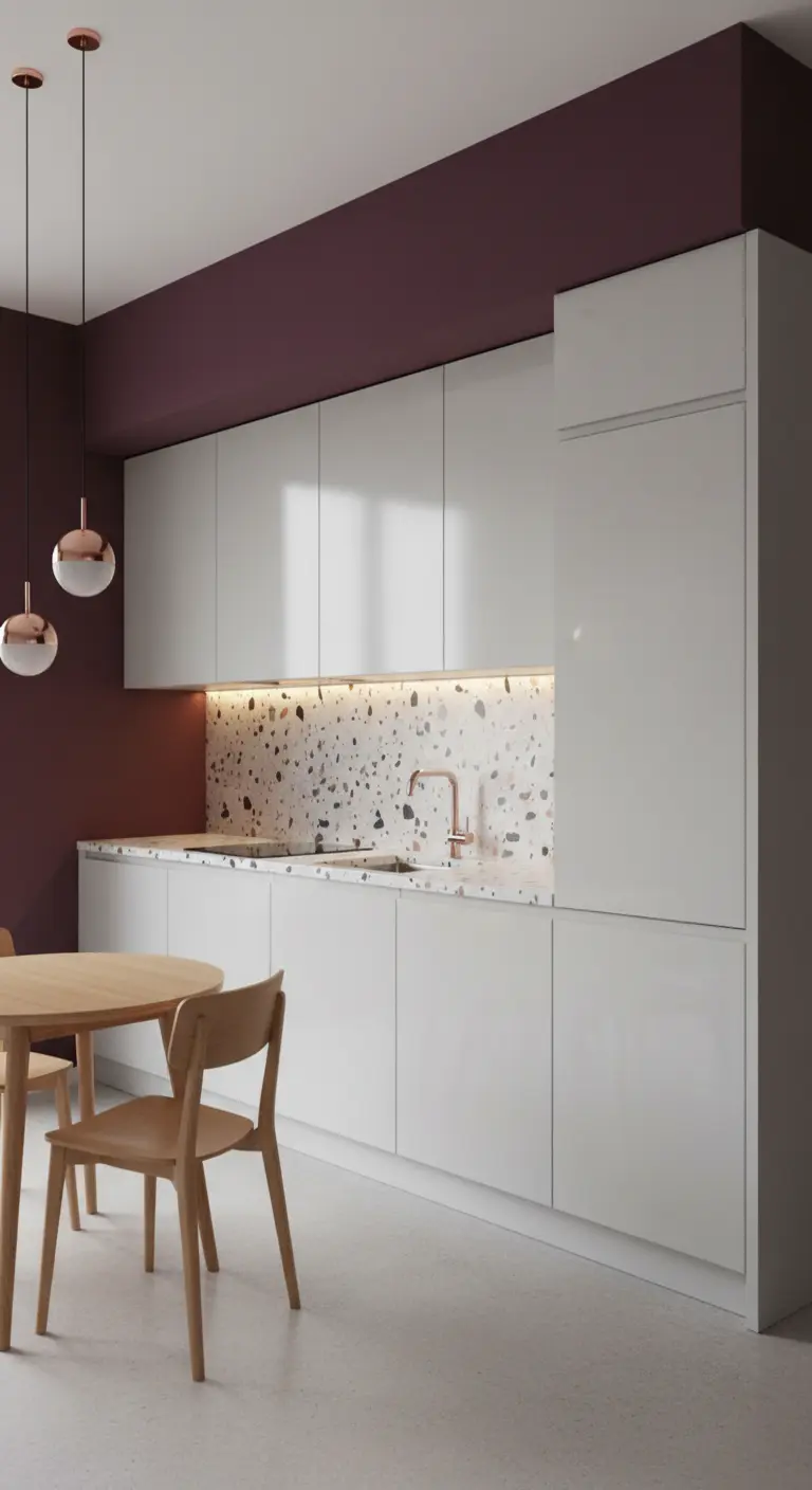 Cucina moderna con parete color prugna, pensili bianchi lucidi e paraschizzi in terrazzo.