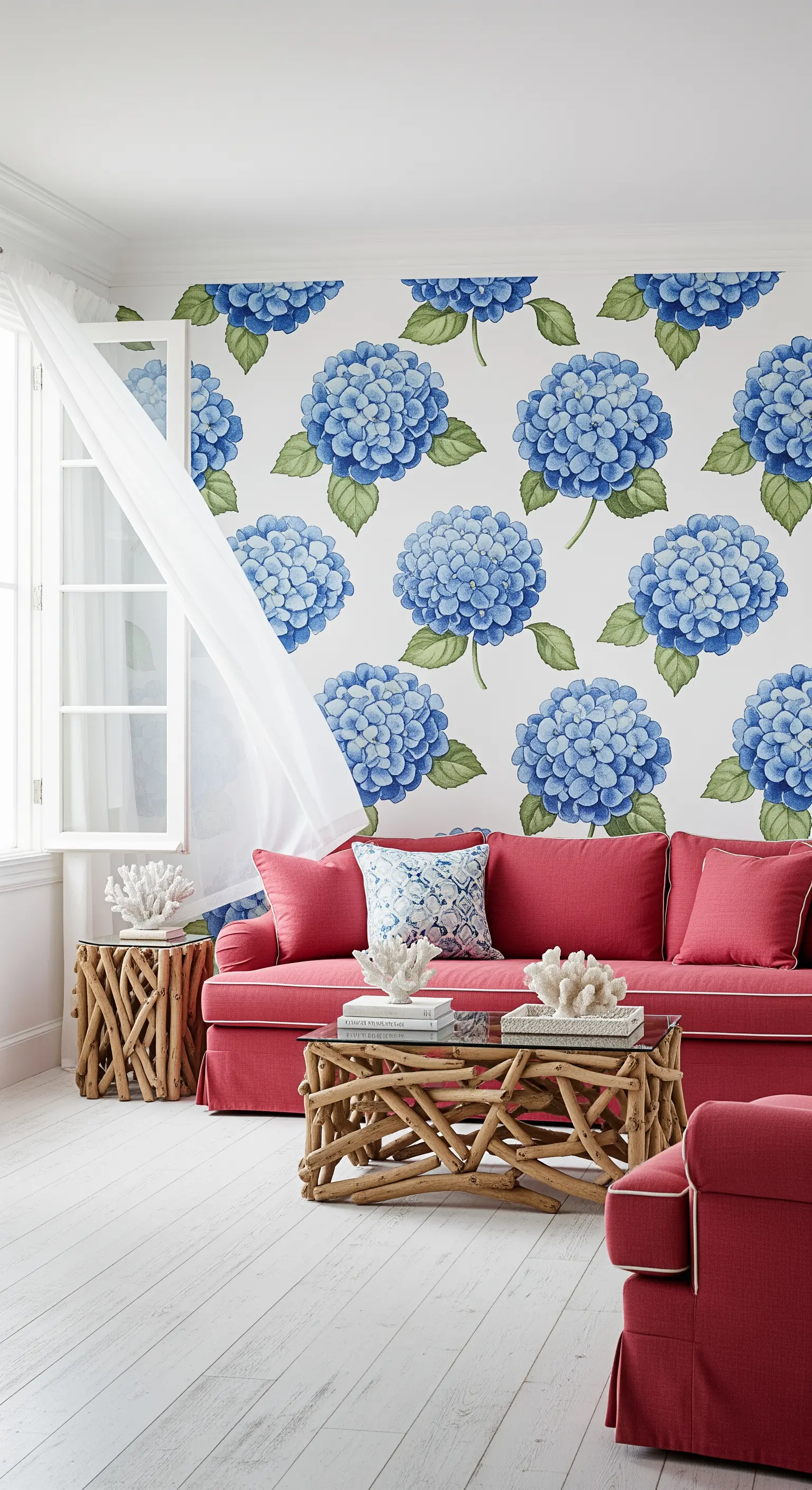 Salotto in stile costiero con wallpaper a ortensie blu e divano rosso corallo.