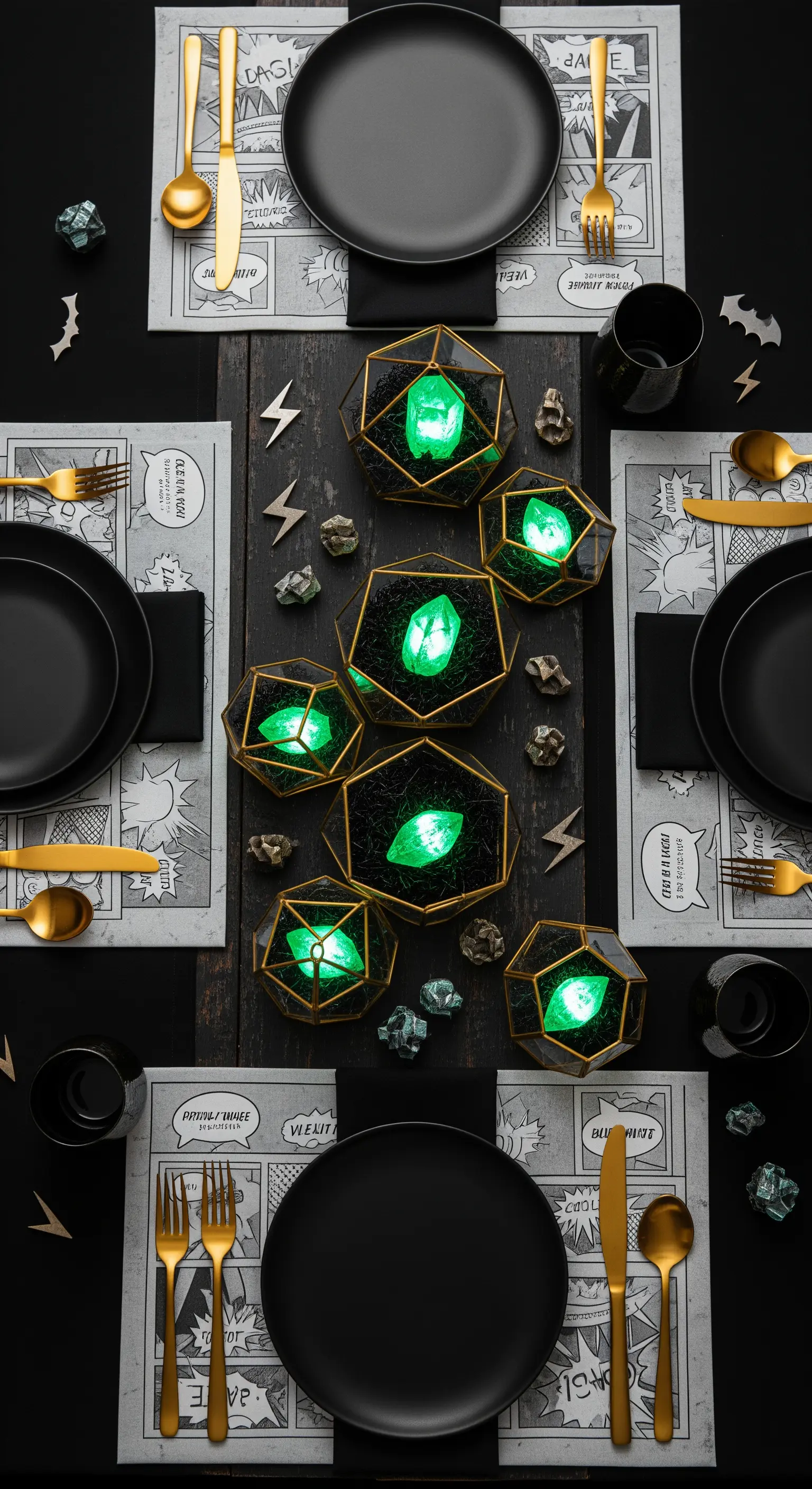 Tavola a tema supereroi con tovagliette a fumetti e centrotavola luminosi verdi.