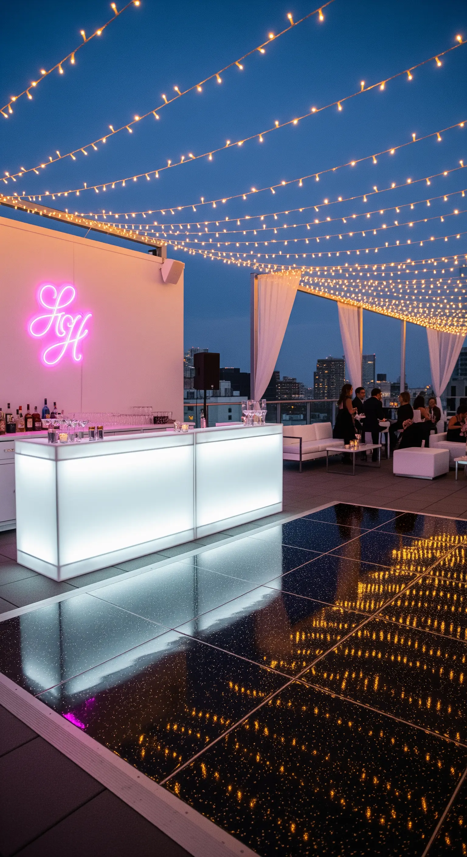 Bancone bar illuminato a LED e insegna al neon rosa su una terrazza con lucine.