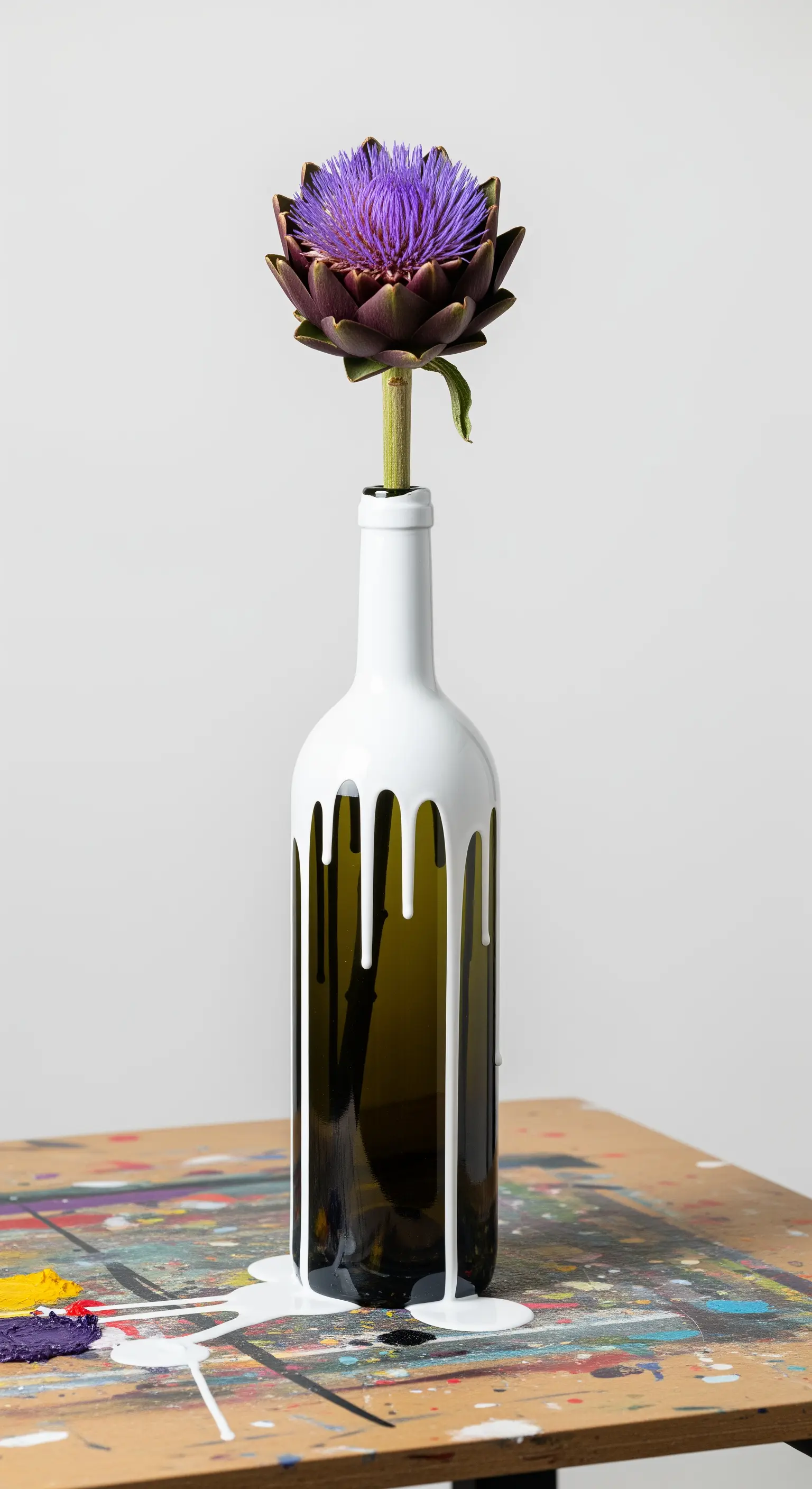 Bottiglia di vino scura con spesse colate di vernice bianca che scendono dall'alto.