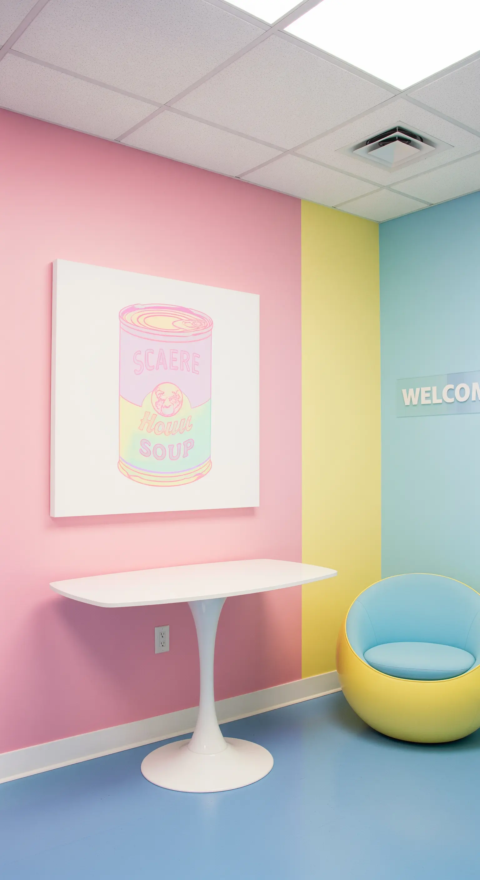 Ingresso con pareti dipinte a blocchi di colore rosa, giallo e azzurro.