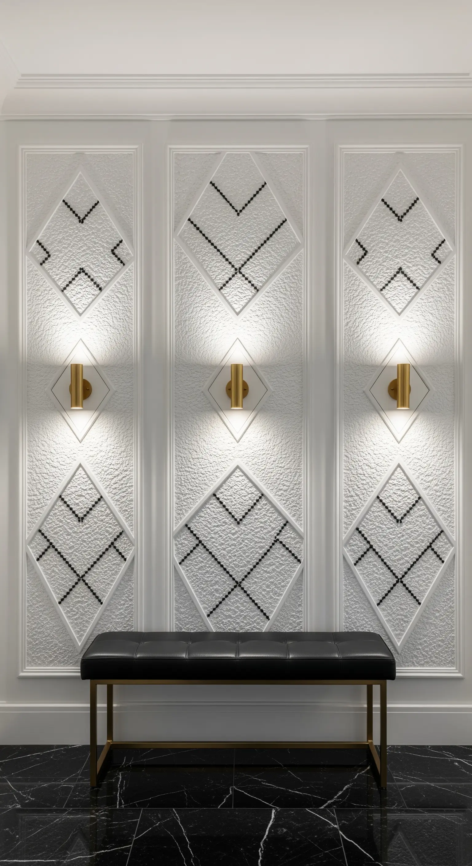 Parete bianca con pannelli decorativi texturizzati, pattern geometrico nero e applique dorate.