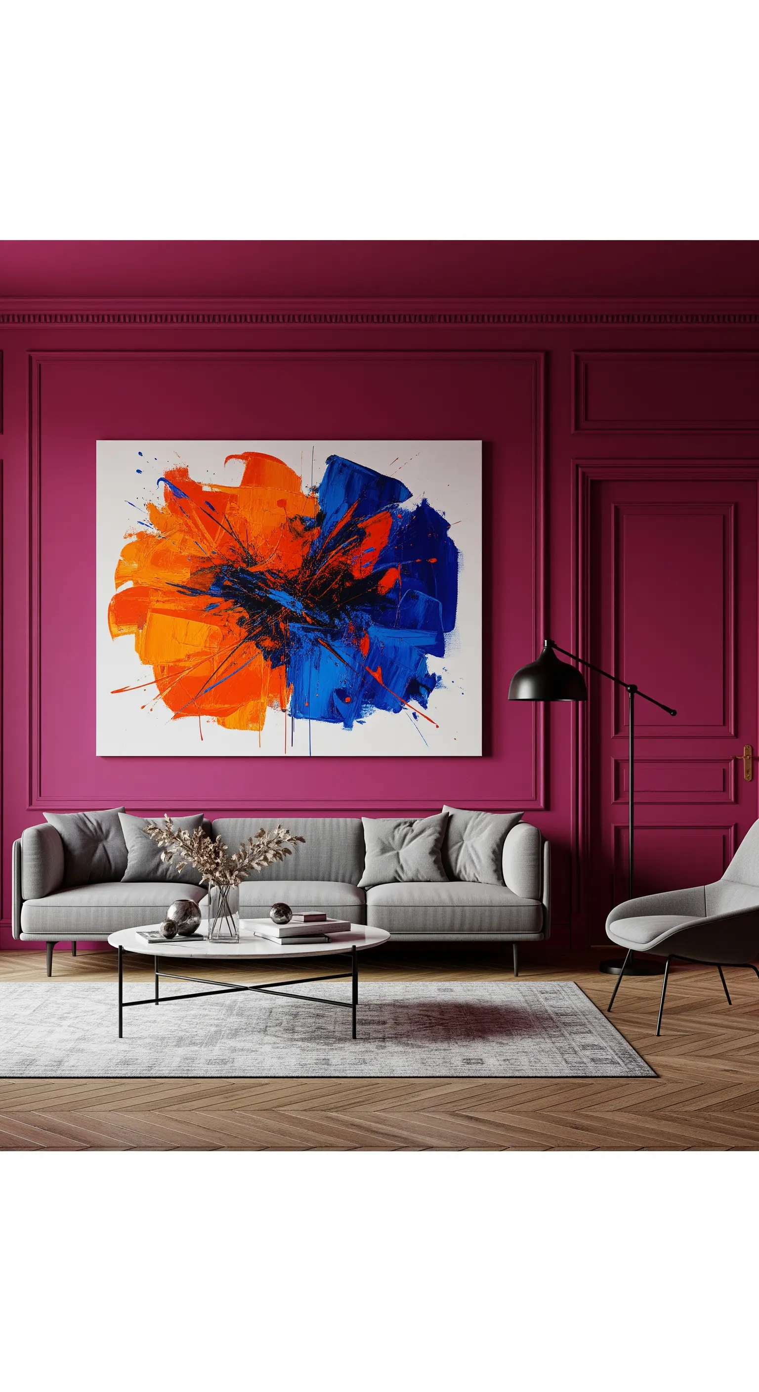 Parete color magenta con un grande quadro astratto arancione e blu sopra un divano grigio.