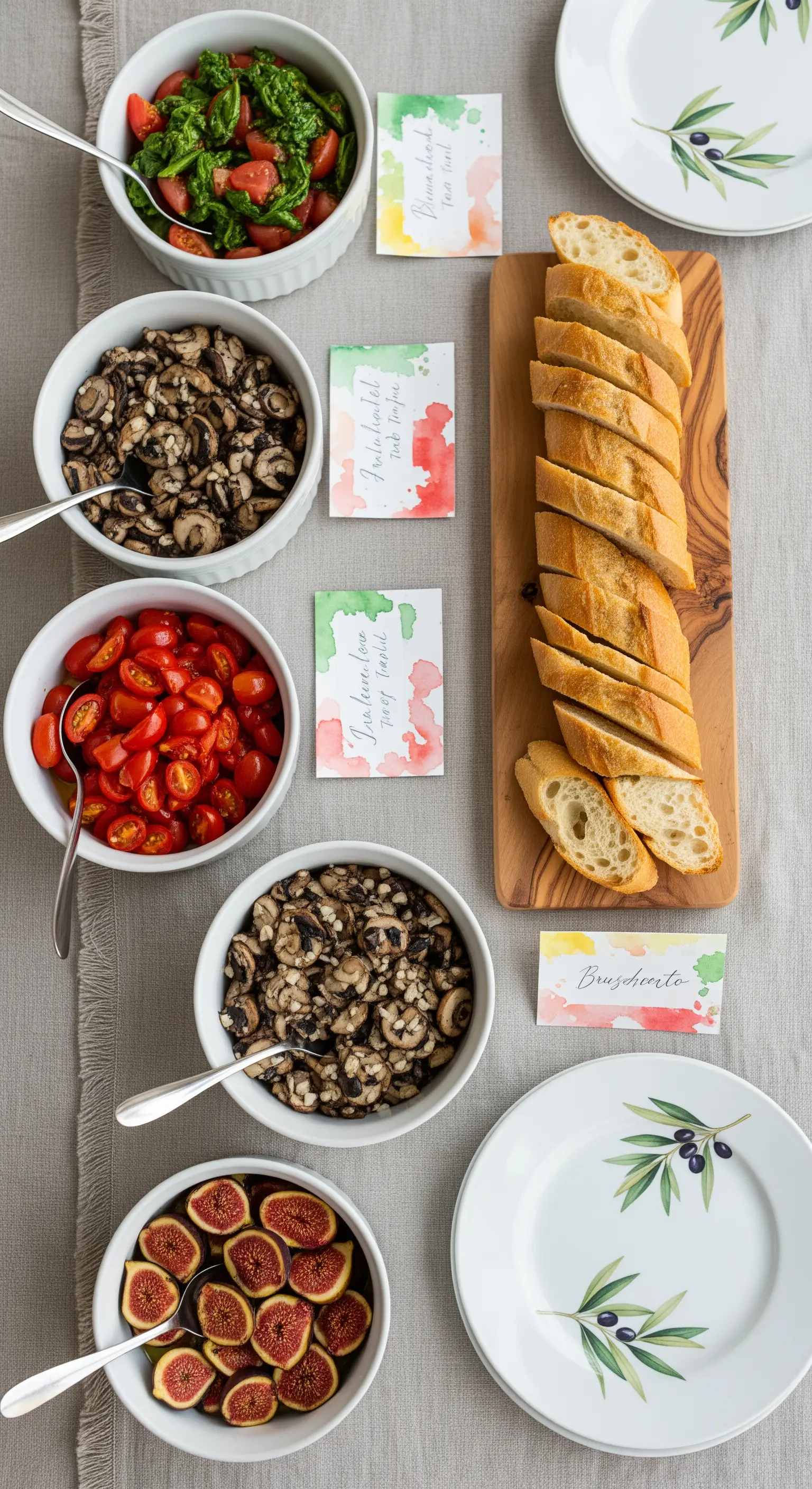 Bar per bruschette con ciotole di ingredienti freschi, pane su tagliere e etichette ad acquerello.