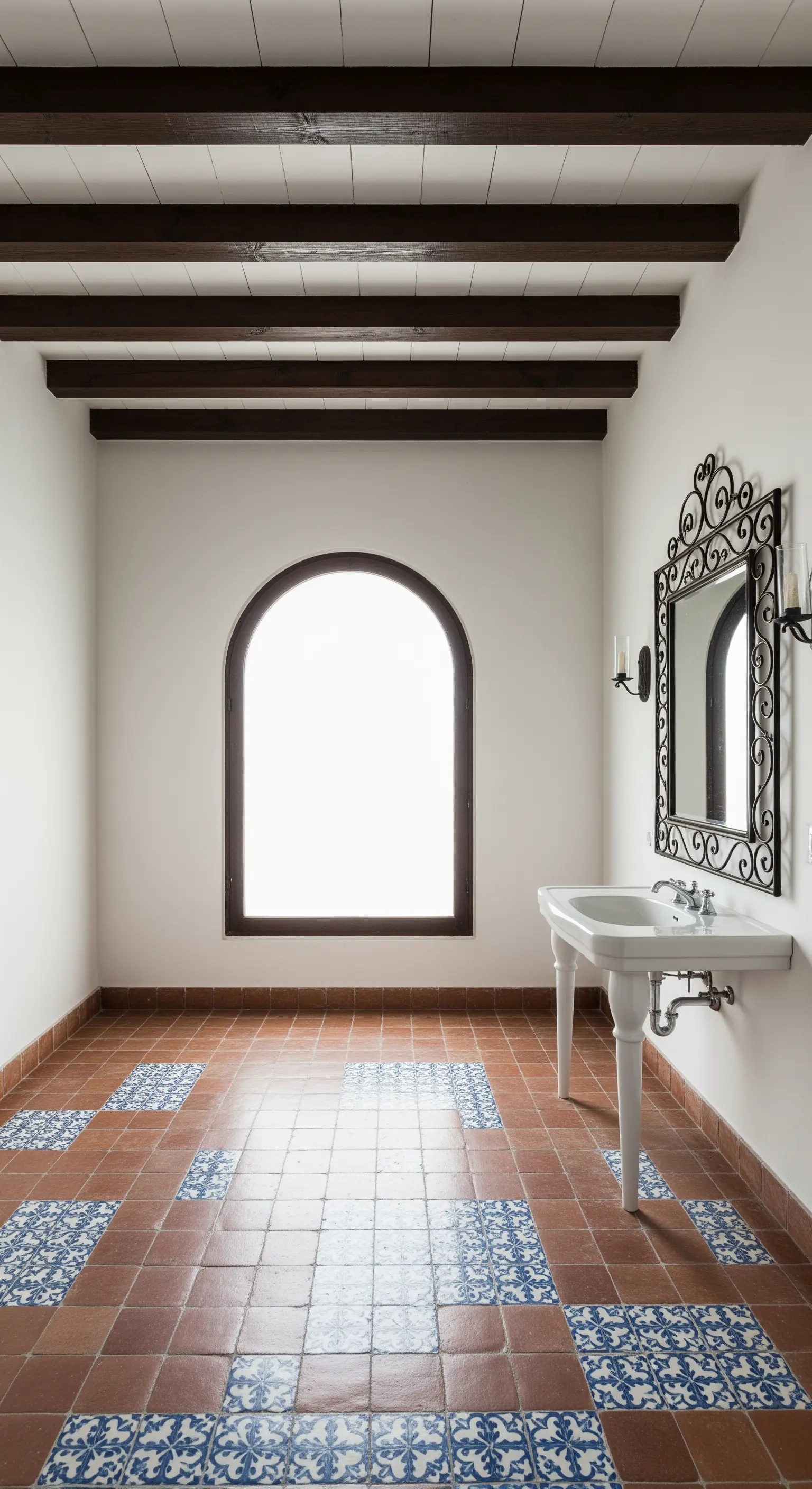 Ampio bagno con pavimento in cotto e inserti di maioliche blu a creare un motivo a tappeto.