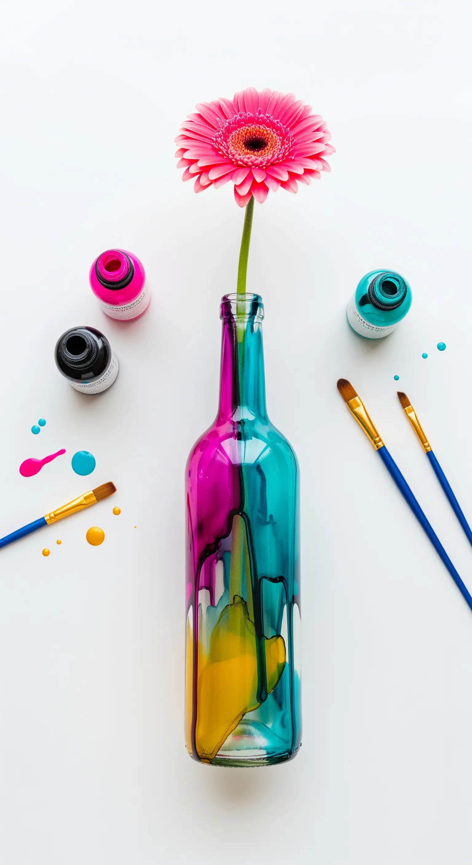 Bottiglia di vino trasparente decorata con colate di vernice colorata (rosa, ciano, giallo).