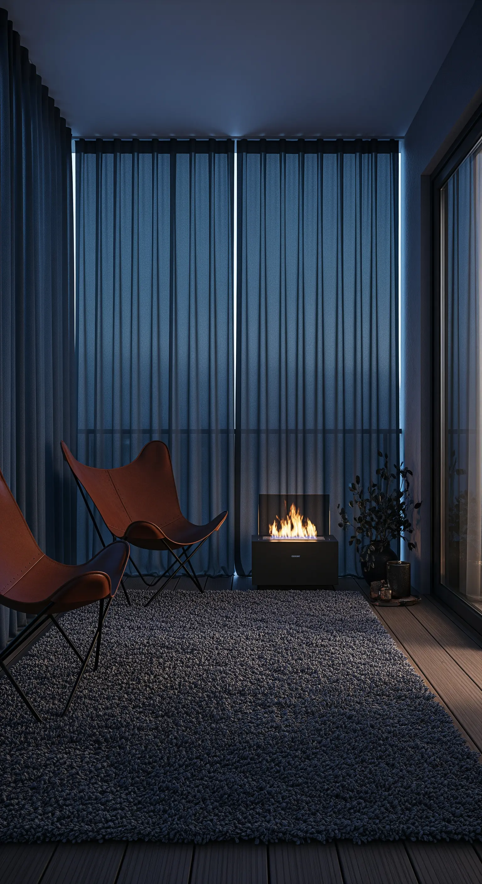 Balcone di notte con tende blu scuro, sedie in pelle e un biocamino acceso.