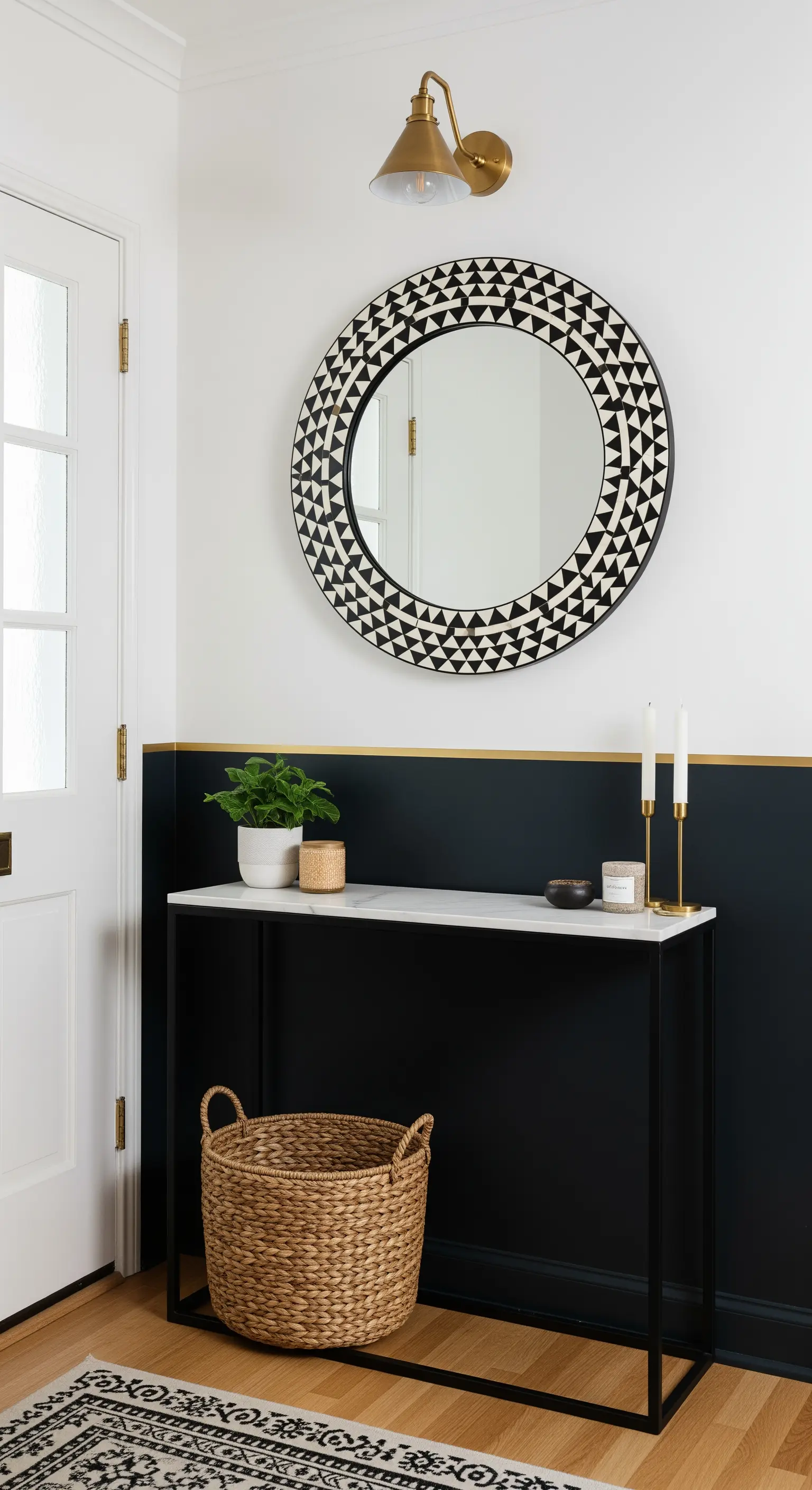 Ingresso con parete dipinta a metà, nera sotto e bianca sopra, con una sottile linea dorata.