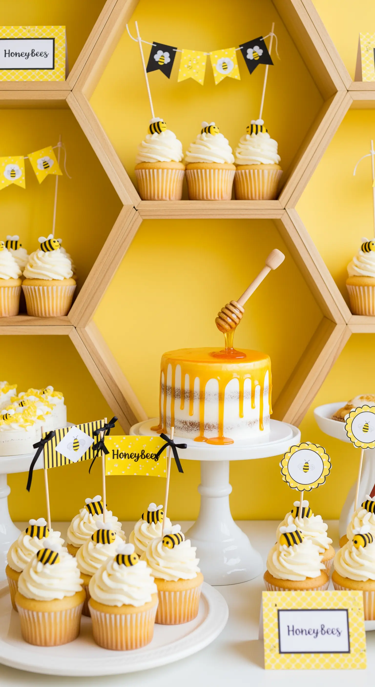 Buffet a tema api con mensole a nido d'ape, torta con colata di miele e cupcake.