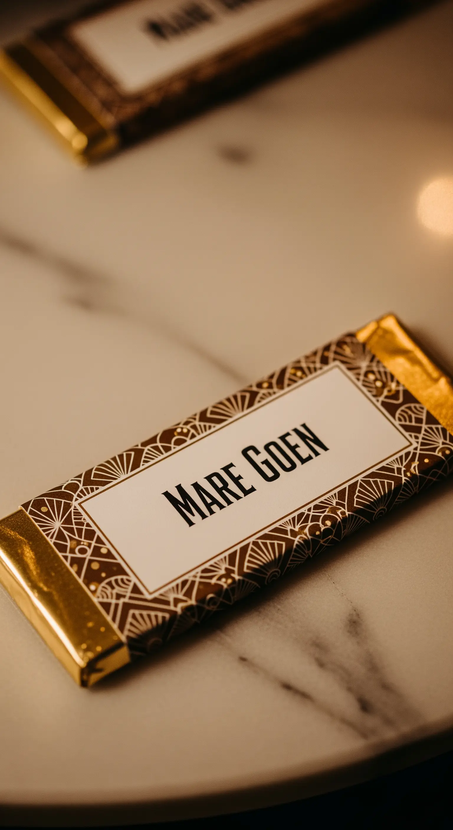 Tavoletta di cioccolato con incarto personalizzato in stile Art Deco.