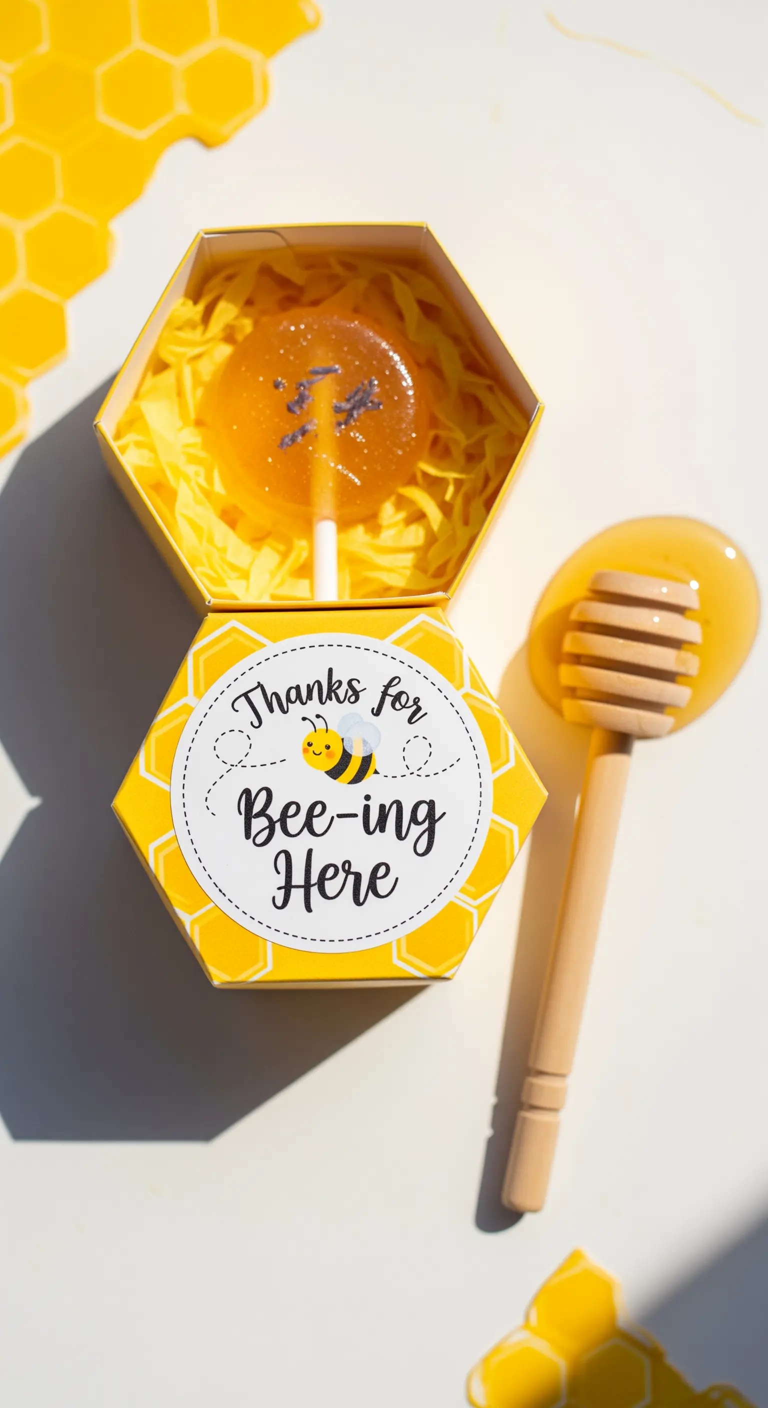 Scatolina esagonale a tema ape, contenente un lecca-lecca al miele e lavanda.