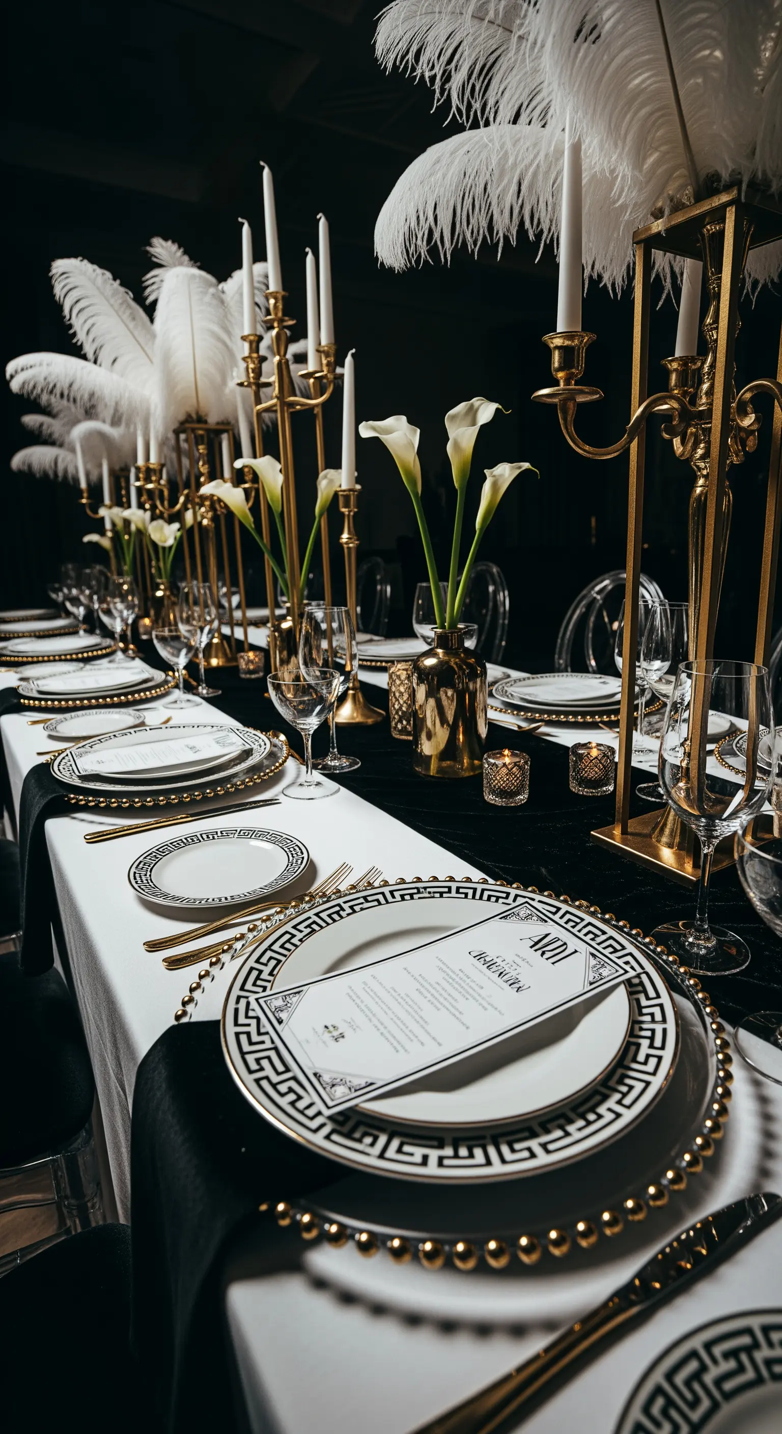 Tavola a tema Grande Gatsby con velluto nero, piatti a greca e piume di struzzo.