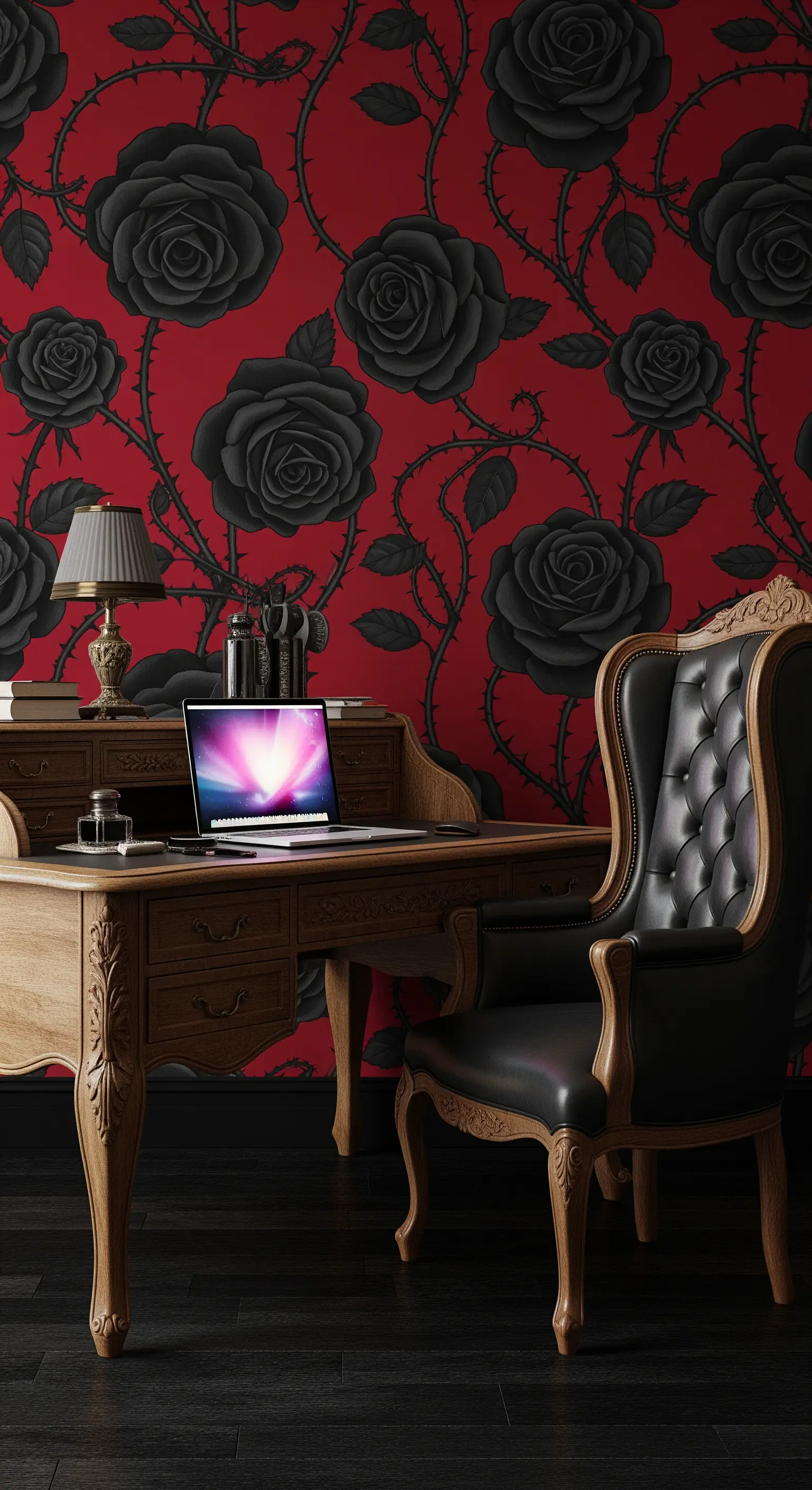 Scrivania classica in legno con poltrona in pelle nera davanti a una parete rossa con rose nere.