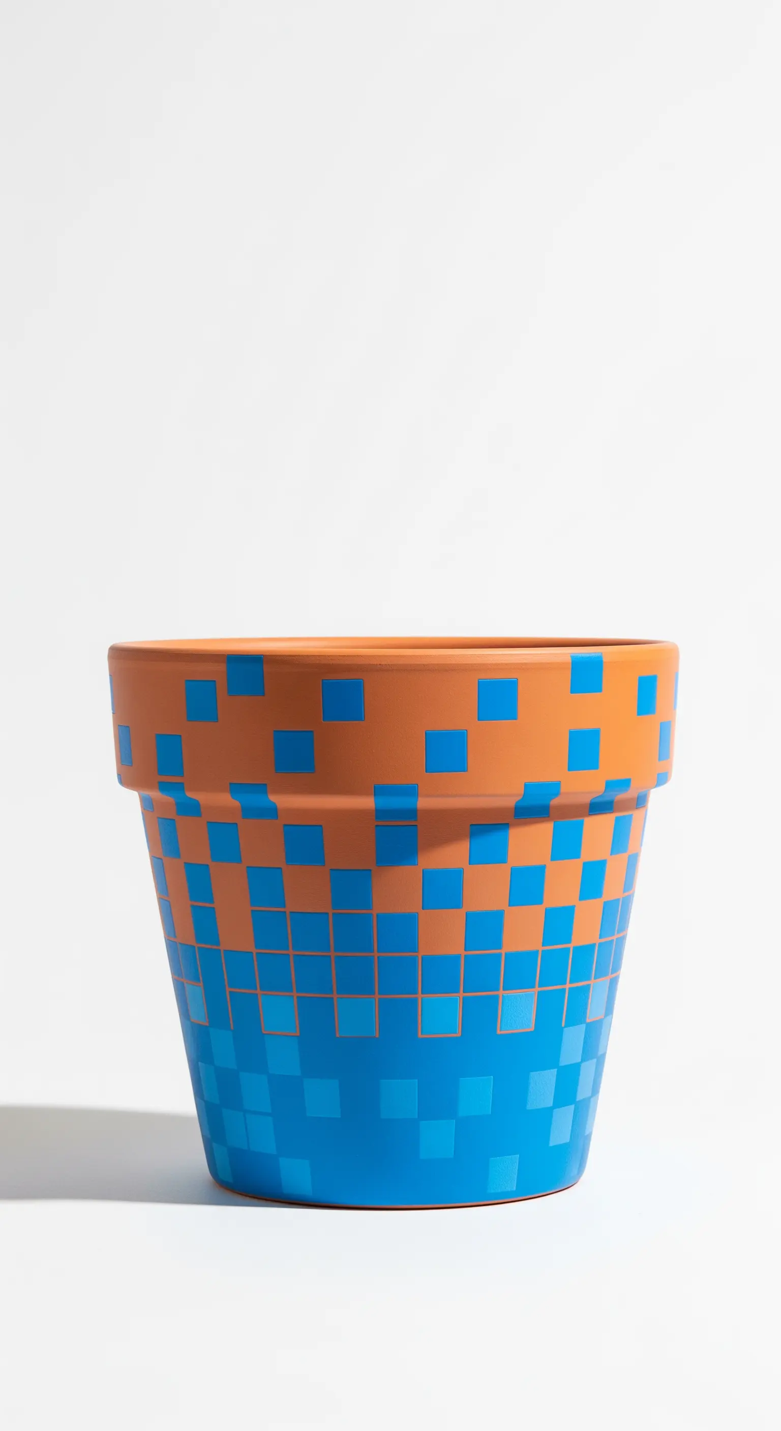 Vaso di terracotta con un motivo a pixel che sfuma dal blu al color terracotta naturale.