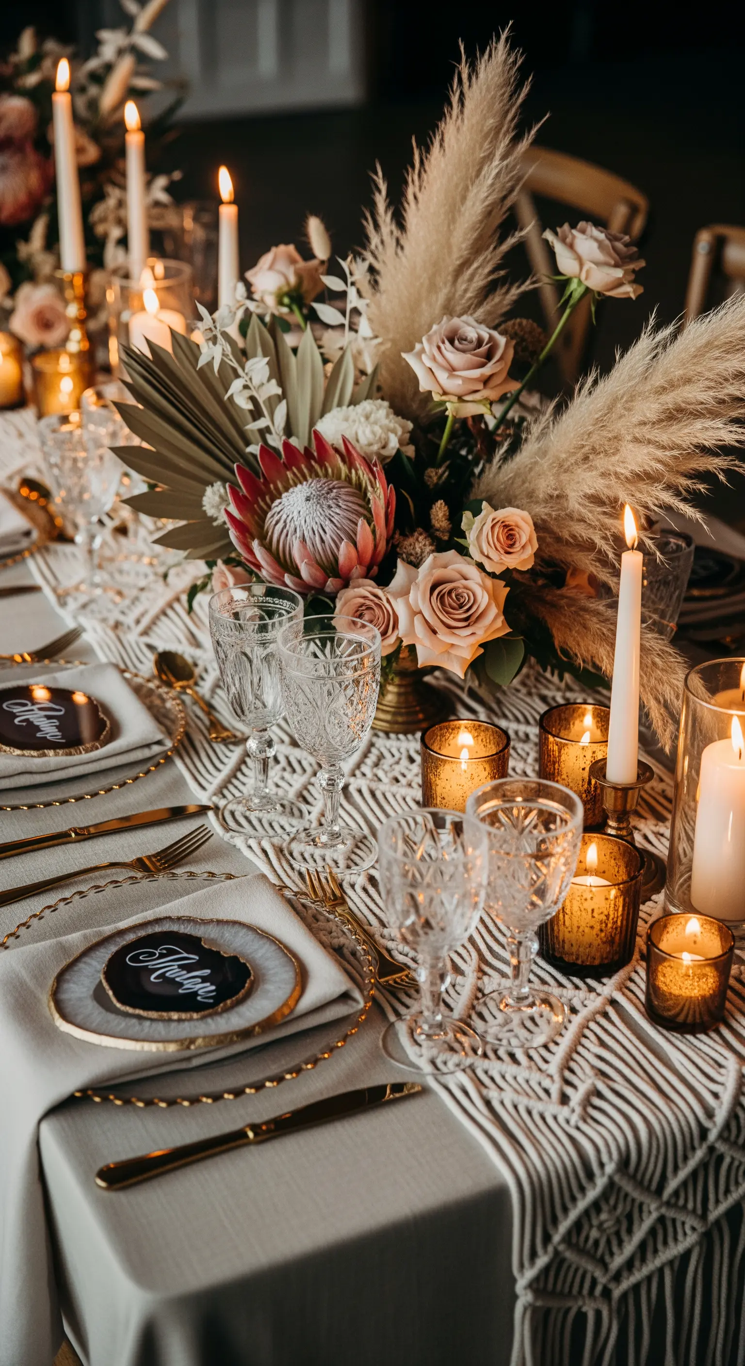 Tavola boho-chic con runner in macramè, erba della pampa e sottopiatti in agata.