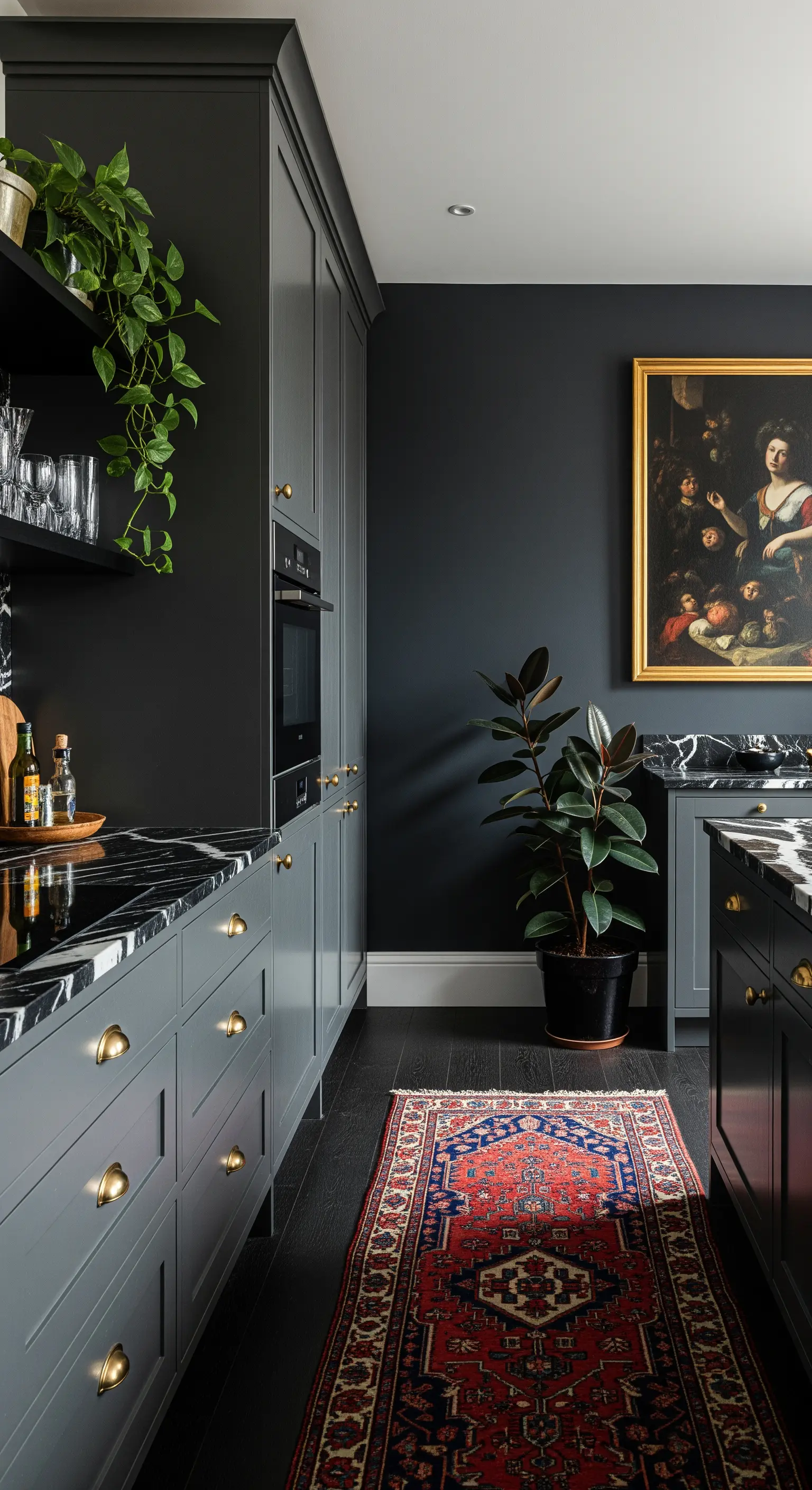 Cucina grigio scuro con top in marmo nero, un ritratto classico e un tappeto persiano.