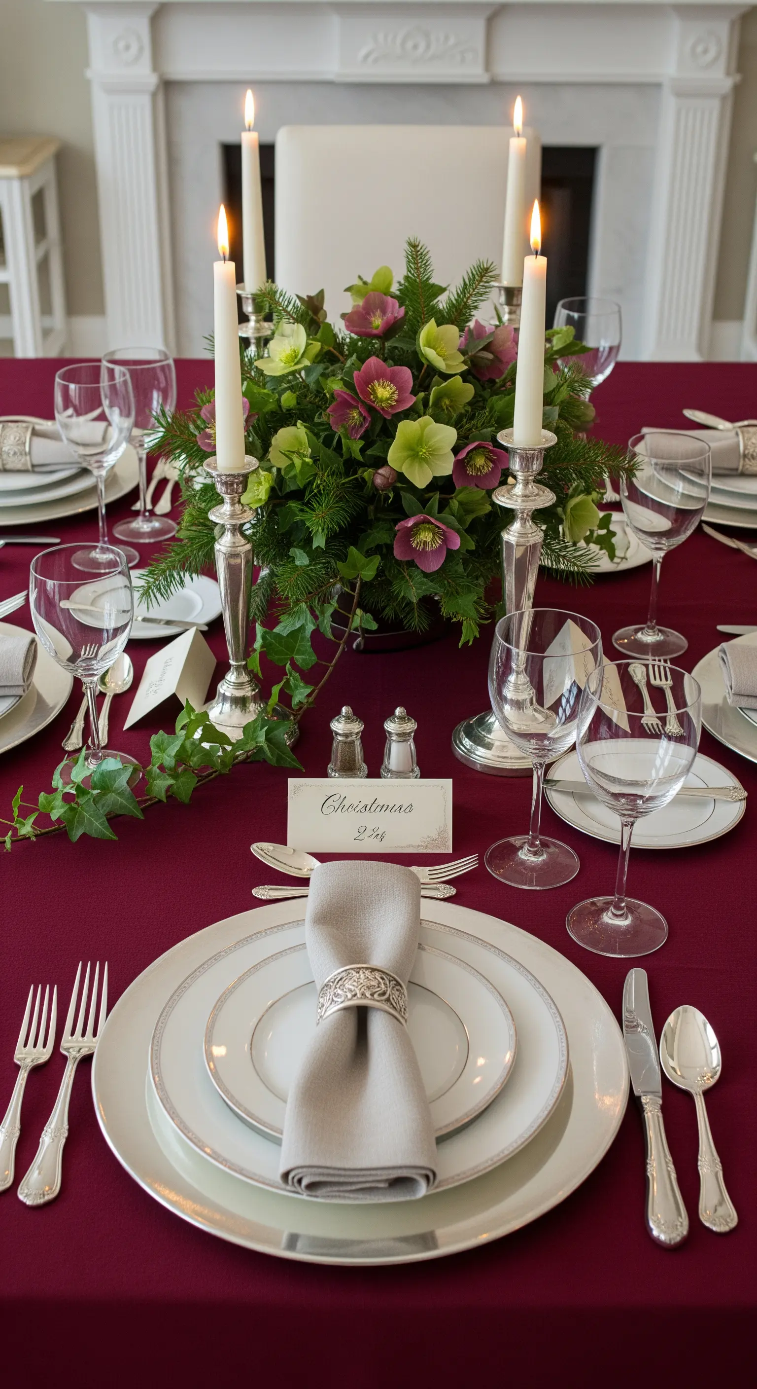 Apparecchiatura classica con tovaglioli grigi, candelabri d'argento e ellebori.