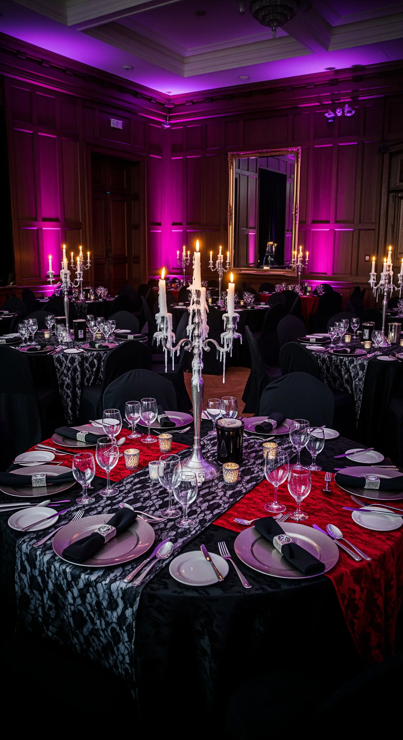 Tavola elegante in stile gotico con tovaglie nere, pizzo, candelabri d'argento e luci viola.