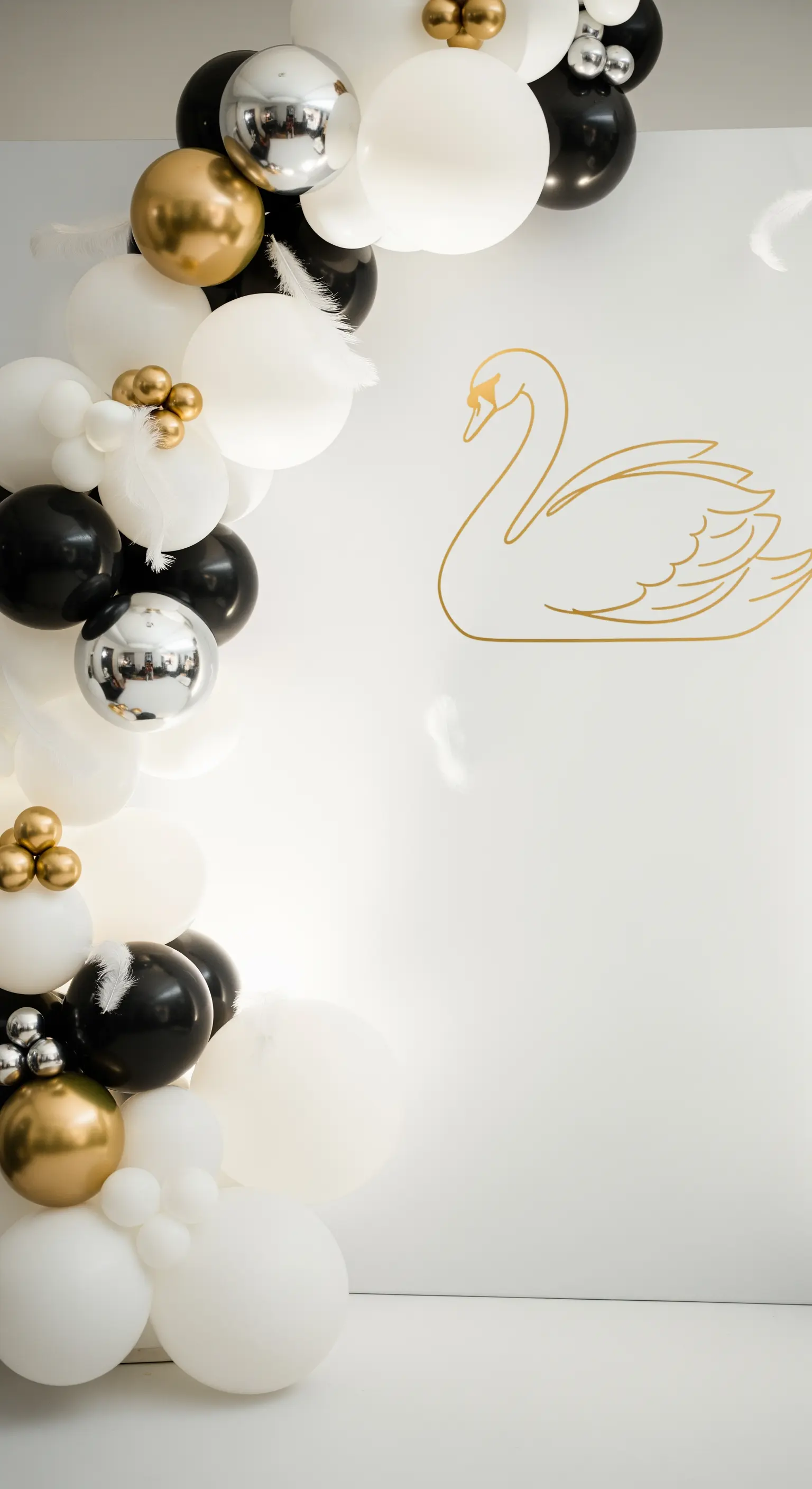 Decorazione elegante in bianco, nero e oro con cigno stilizzato e palloncini.