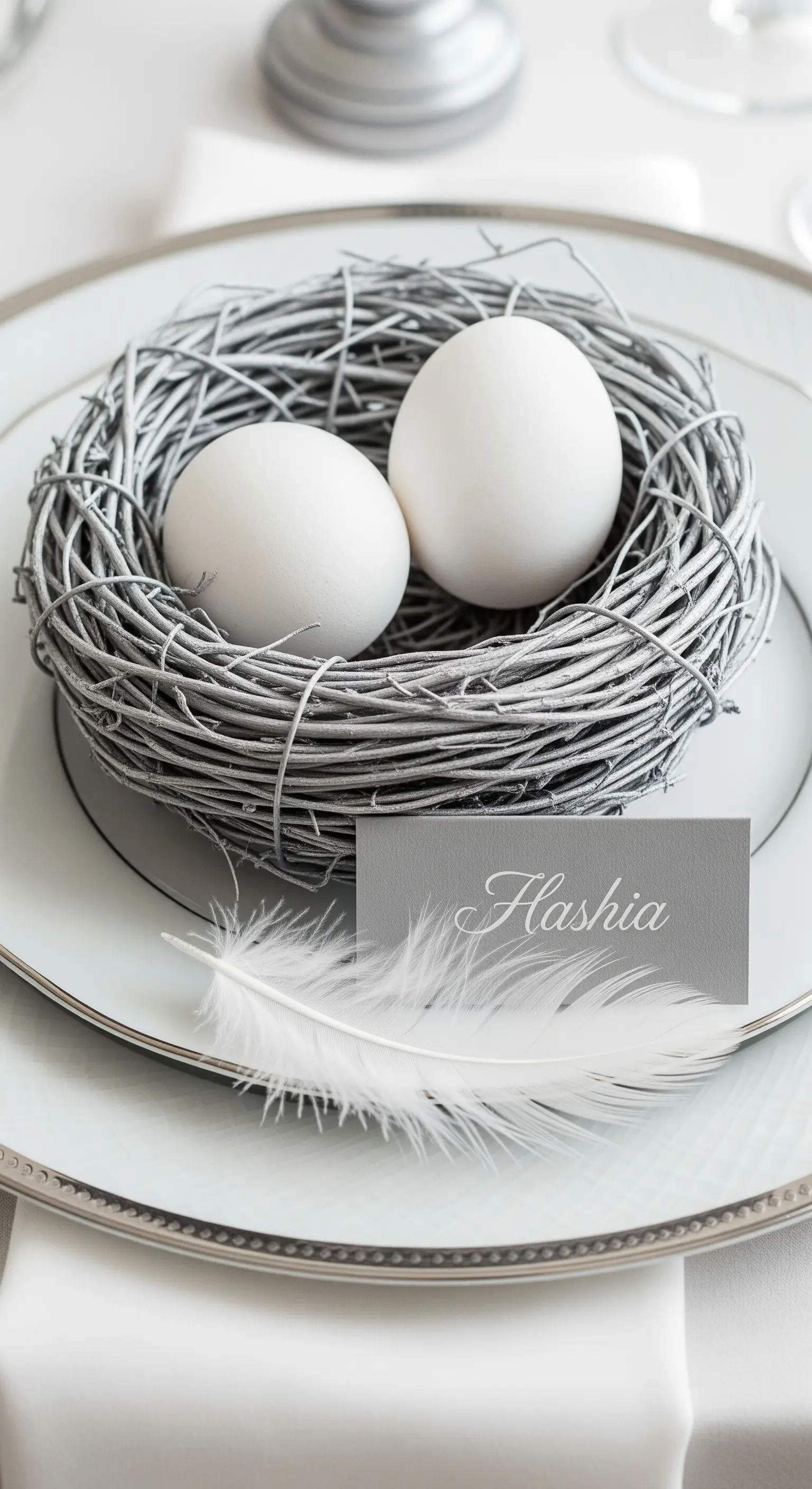 Nido dipinto d'argento con uova bianche e segnaposto grigio.
