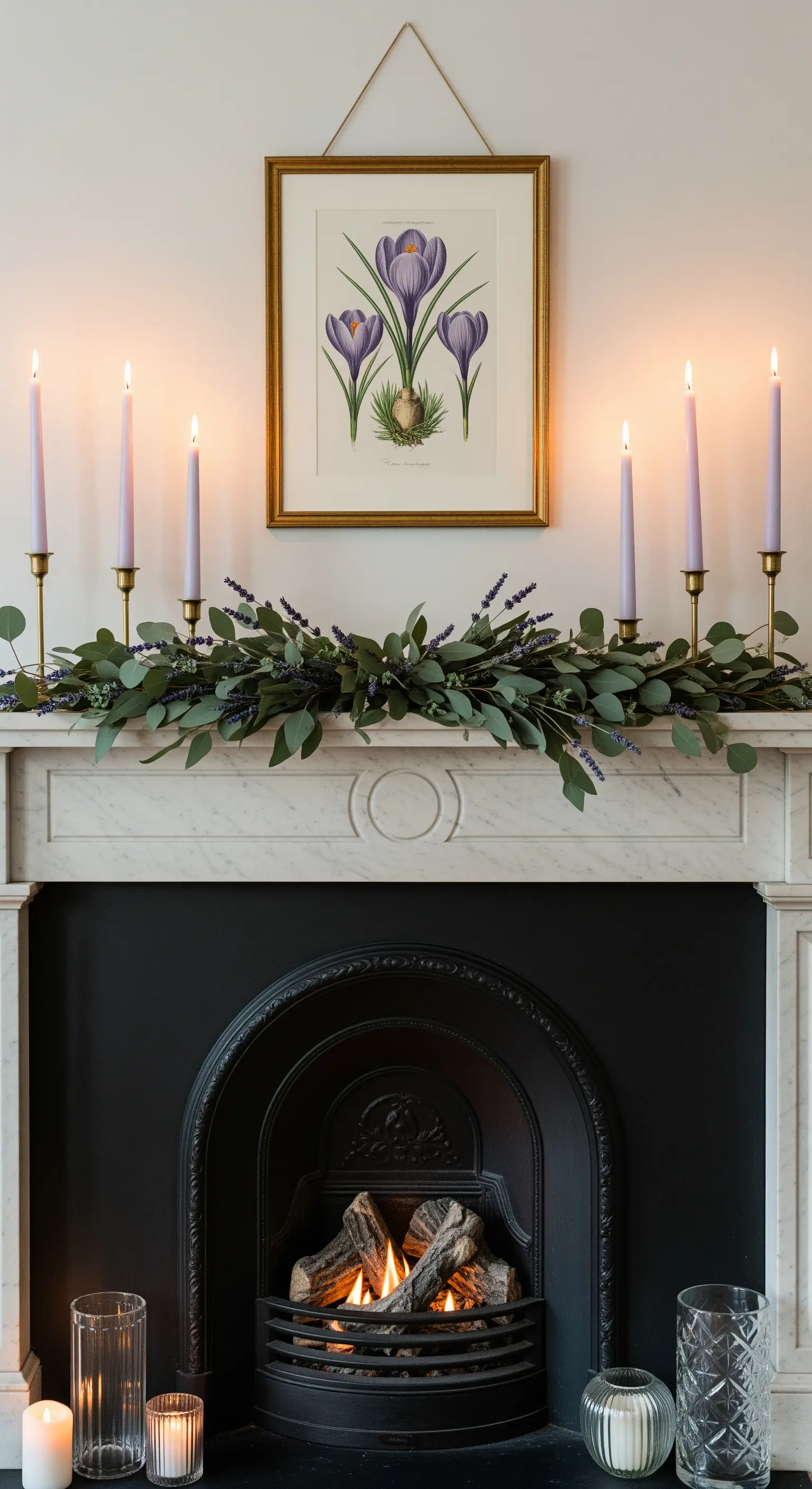 Camino in marmo decorato con una ghirlanda di eucalipto e candele color lavanda.
