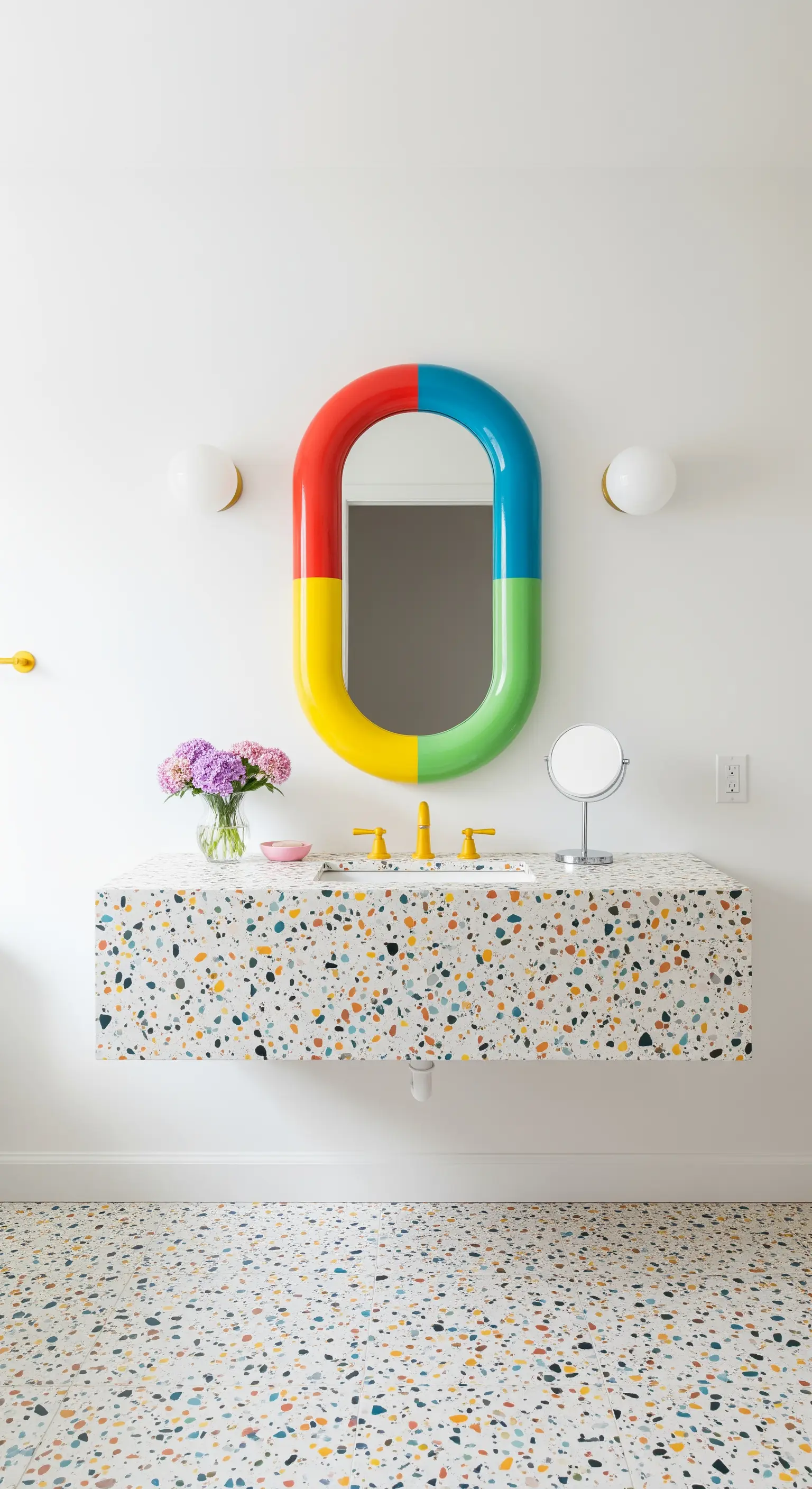 Mobile sospeso e pavimento in terrazzo colorato con specchio dalla cornice pop.