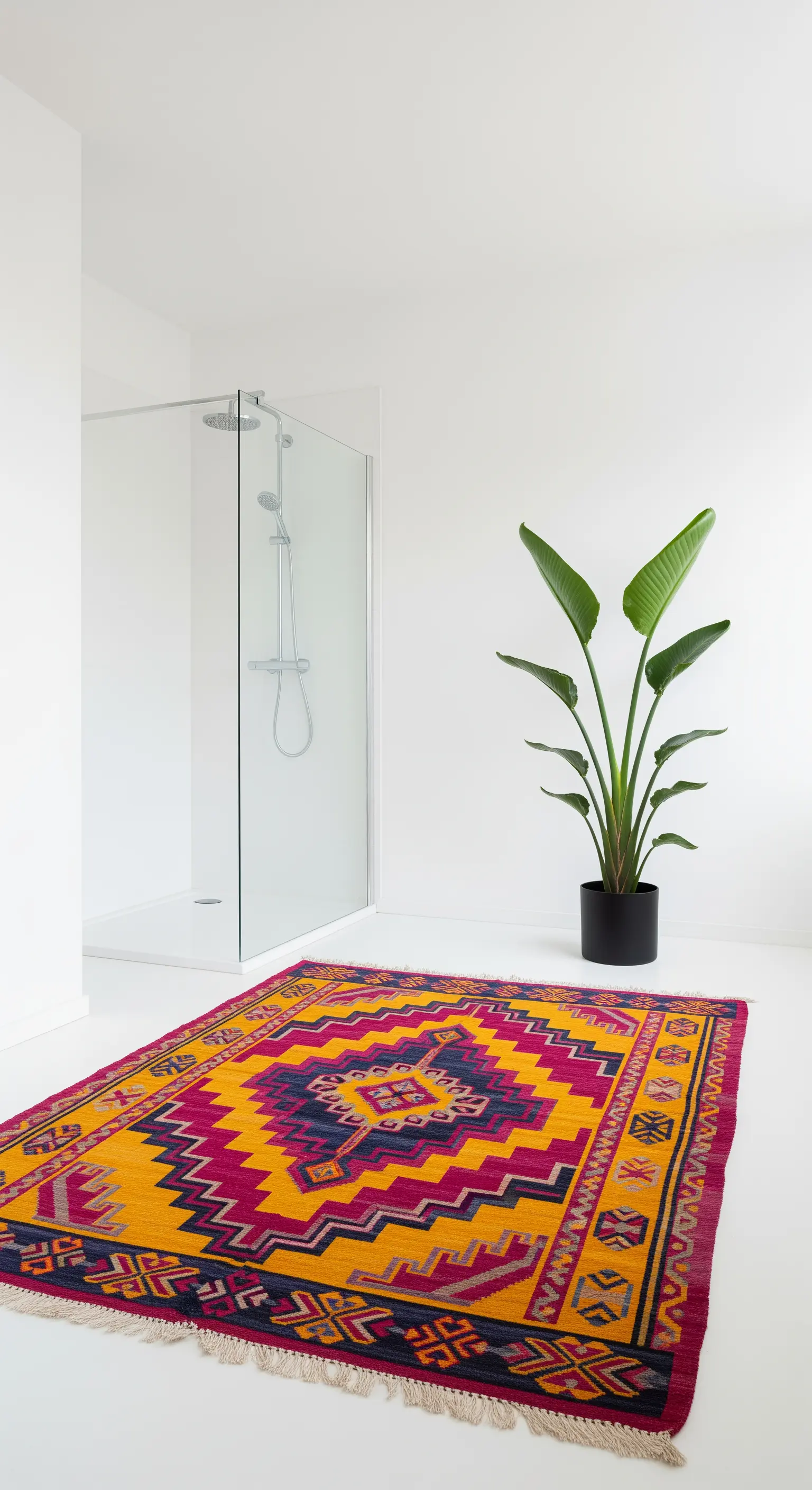Bagno minimalista total white con un grande e coloratissimo tappeto kilim al centro.
