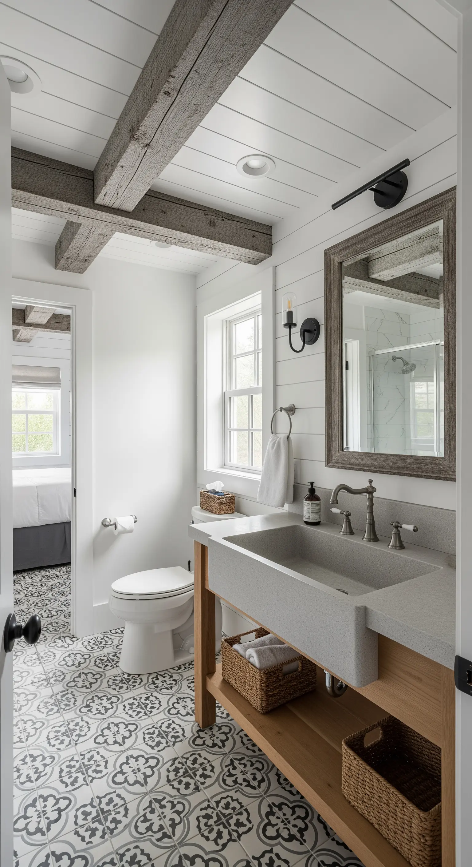 Bagno in stile farmhouse con travi grigie, pavimento con cementine decorate e lavabo in pietra.