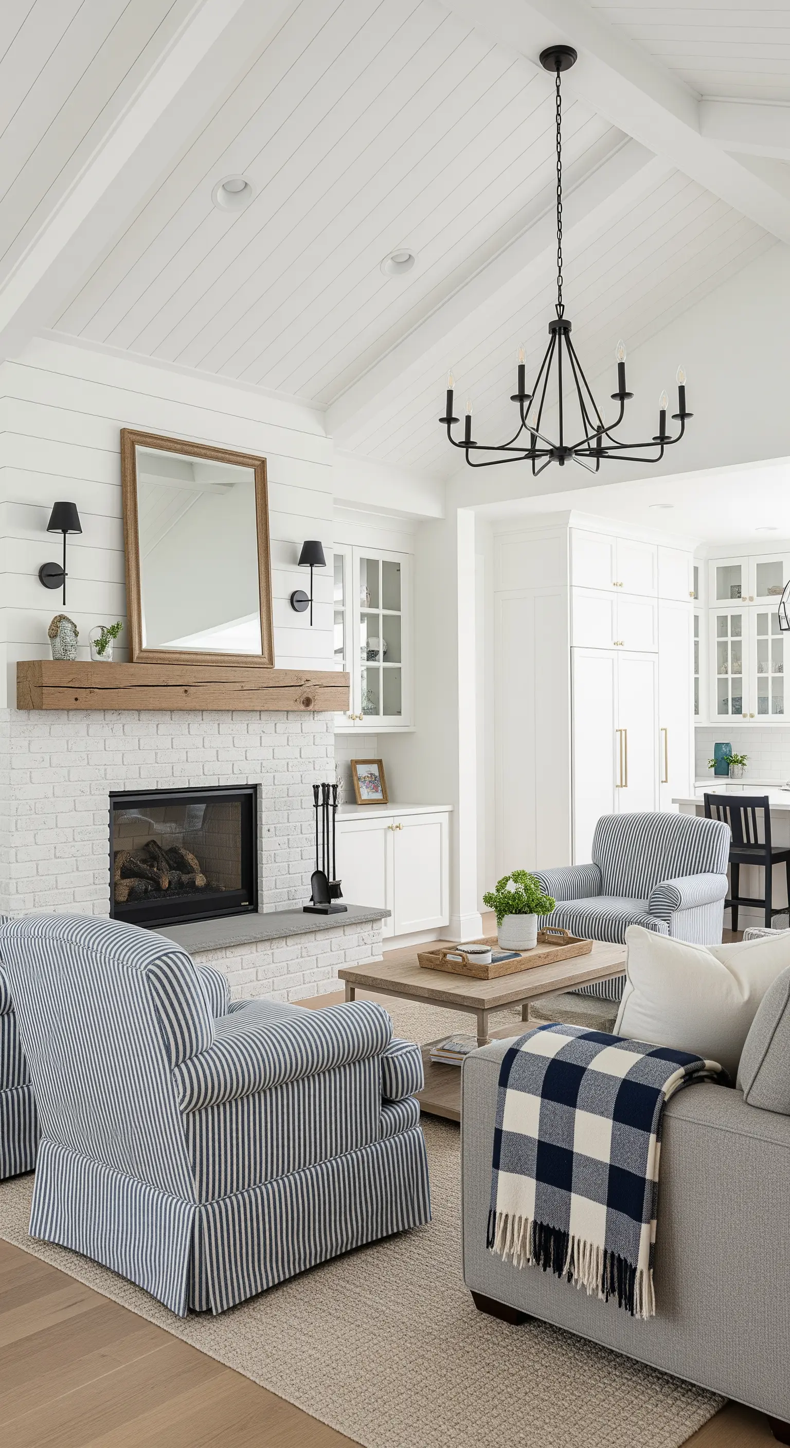 Soggiorno in stile farmhouse con camino in mattoni bianchi e poltrone a righe