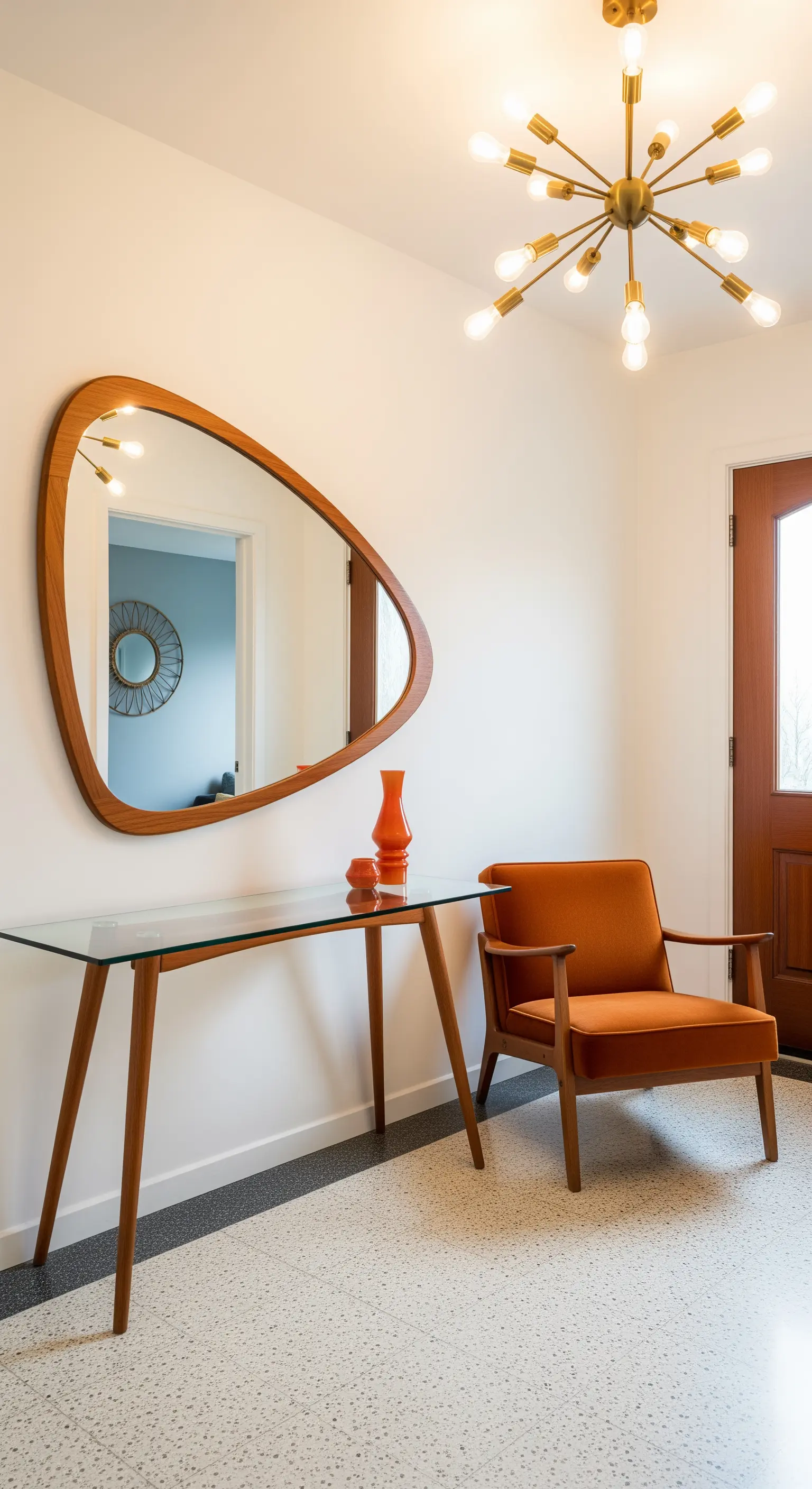 Ingresso Mid-Century con specchio organico in legno, consolle essenziale e poltrona arancione