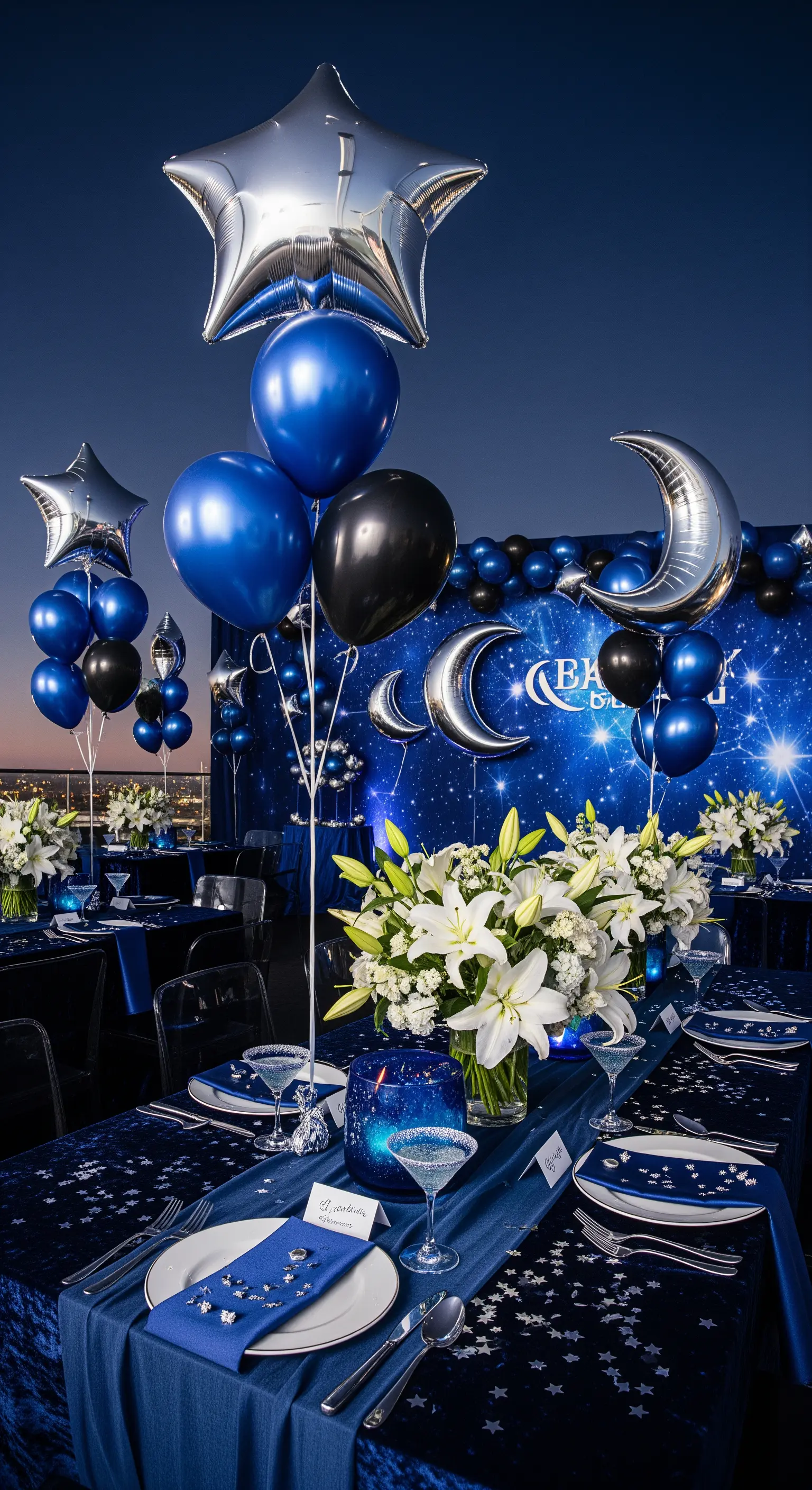 Festa a tema notte stellata con palloncini blu e argento a forma di stelle e luna.