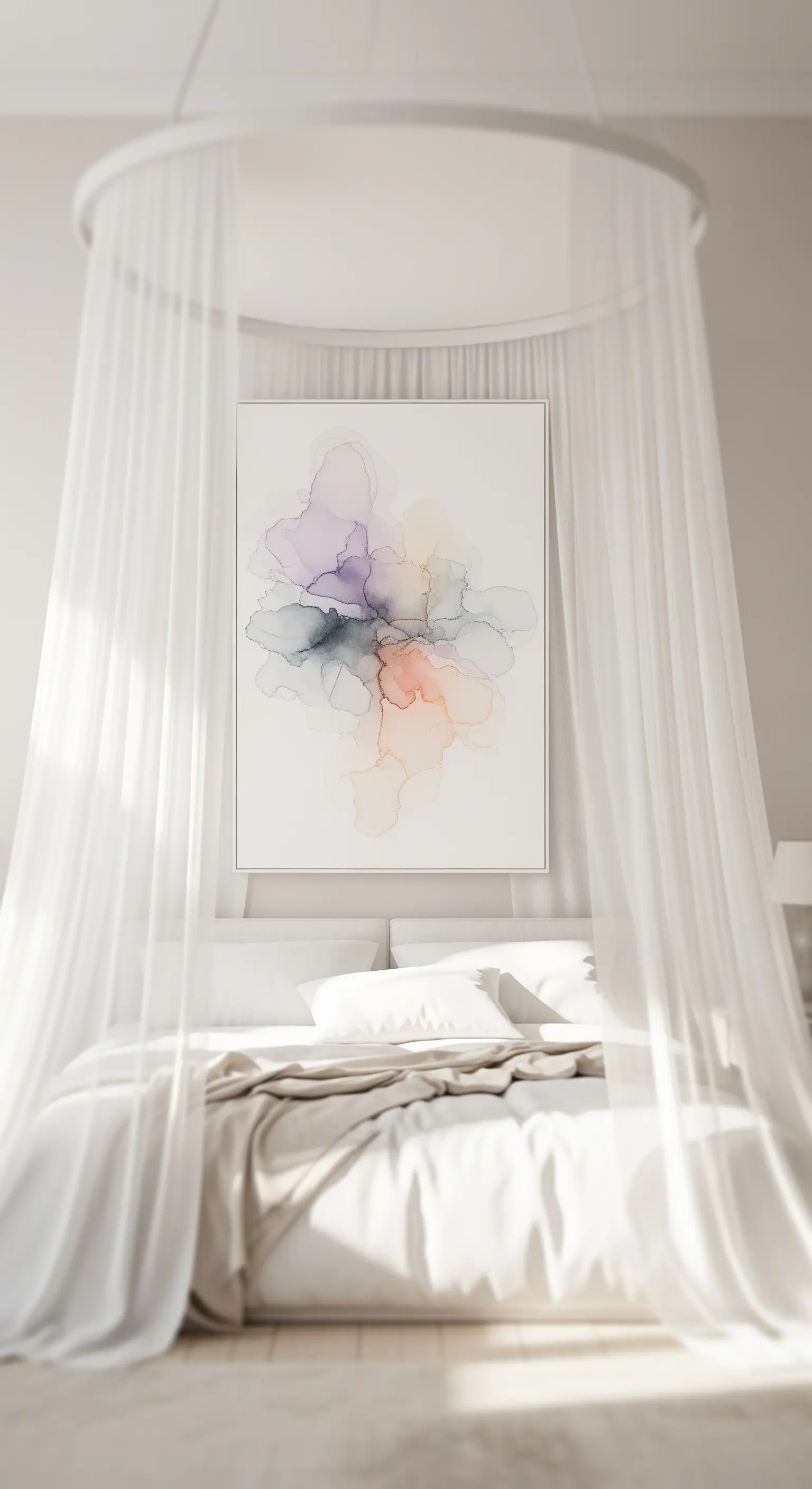 Quadro astratto ad acquerello visibile attraverso le tende bianche e leggere di un letto a baldacchino.