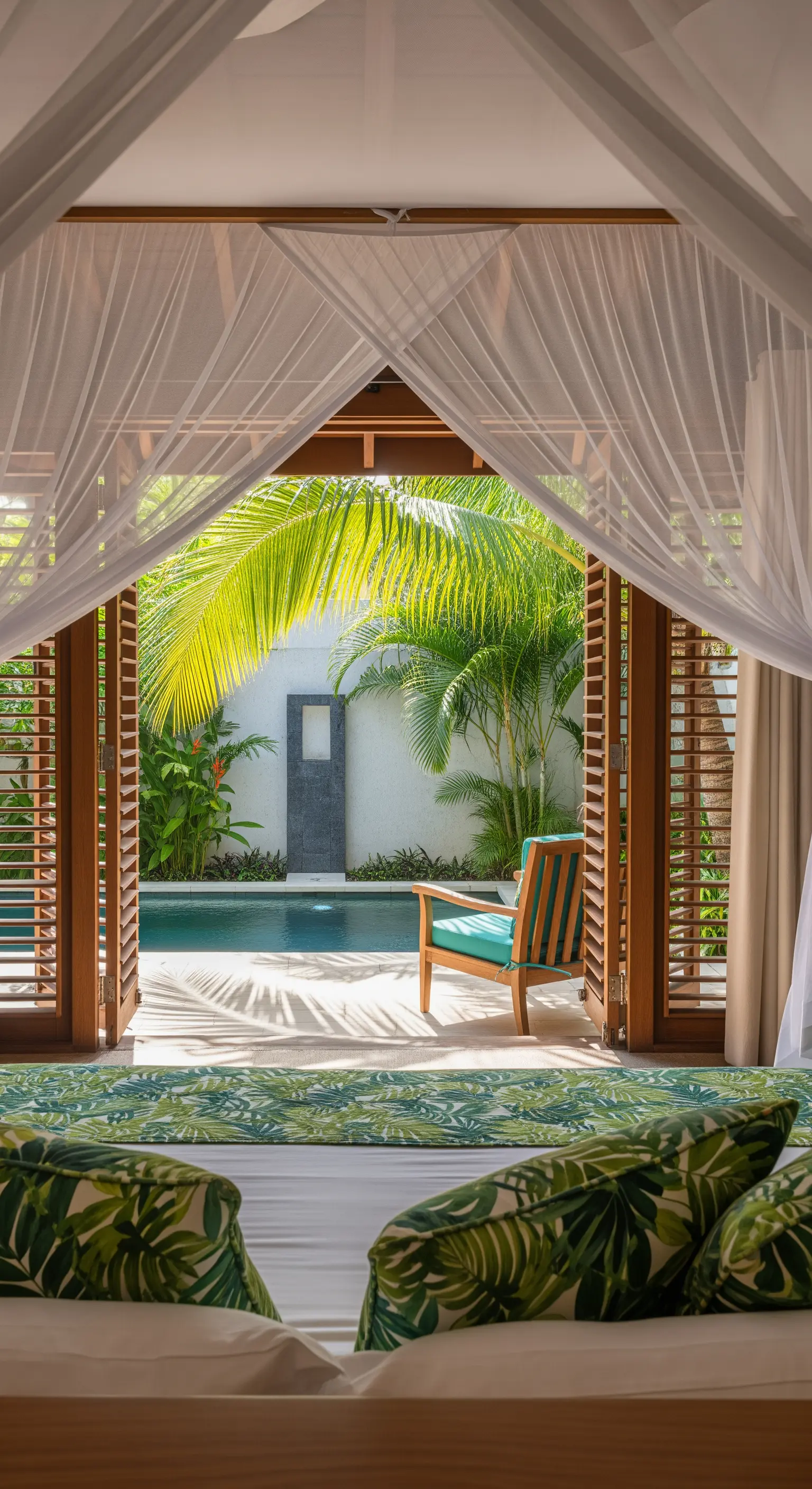 Vista dalla camera da letto su una piscina tropicale, incorniciata da tende e persiane.