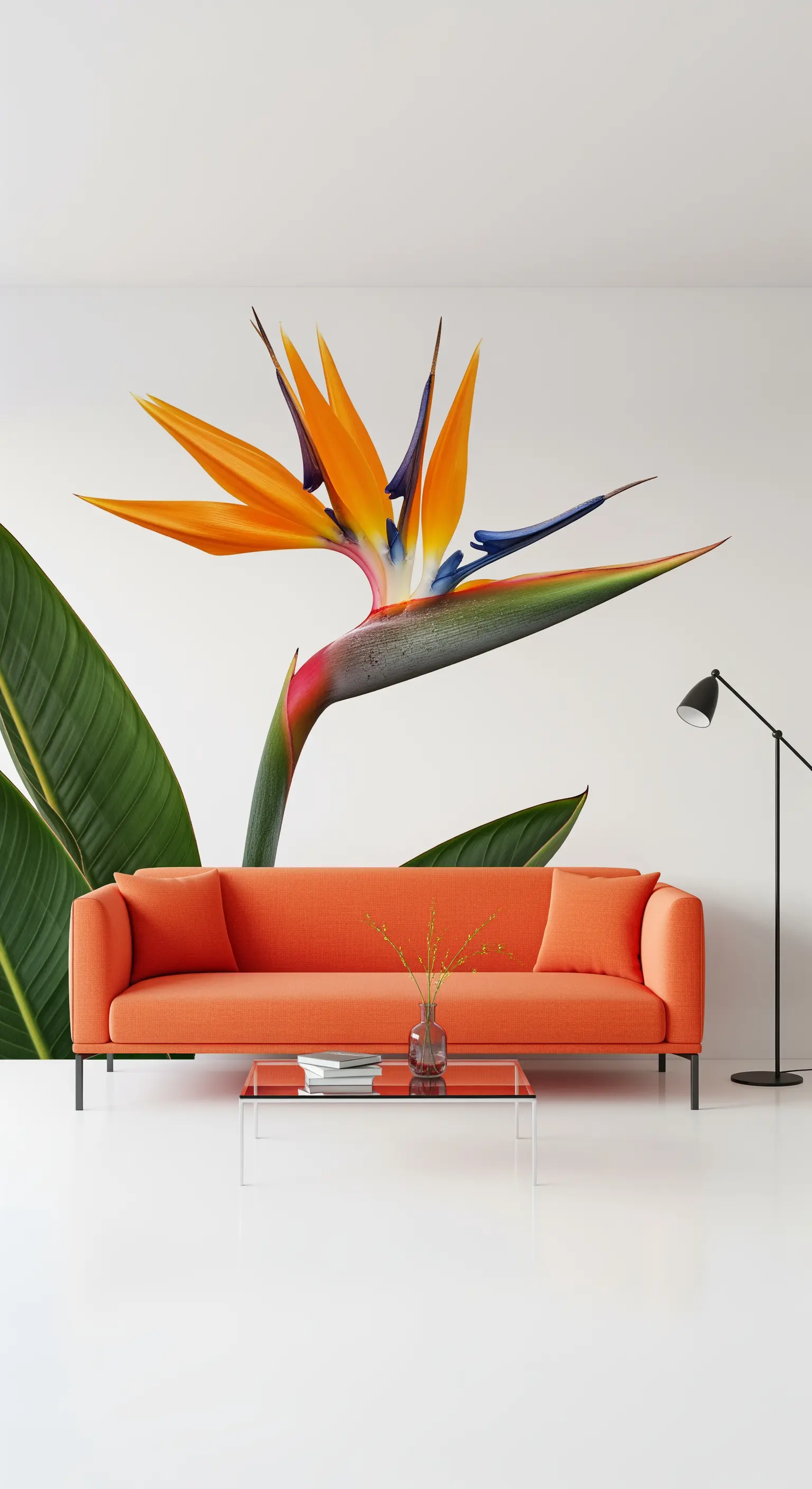 Ambiente minimalista con un enorme murale a forma di sterlizia e un divano arancione.