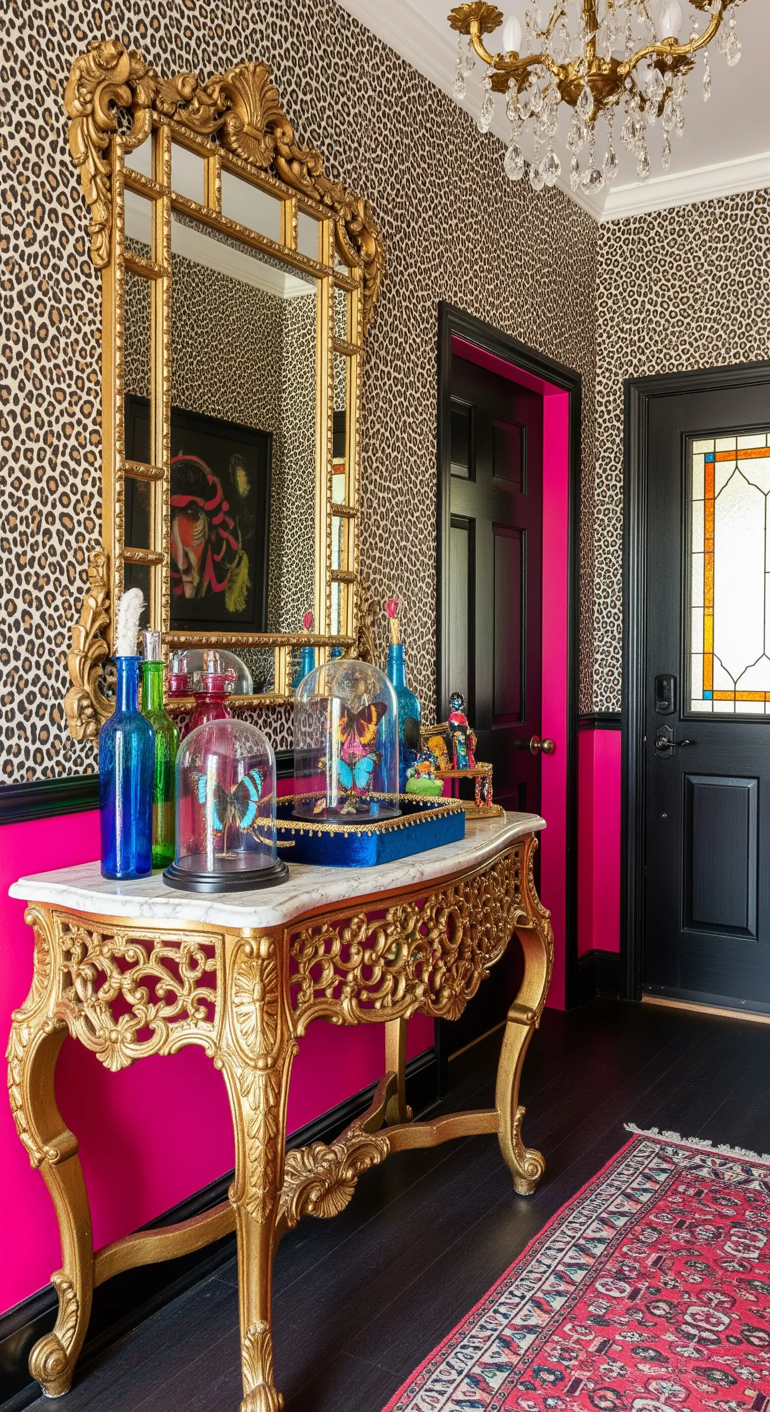 Ingresso massimalista con parete fucsia, carta da parati leopardata e consolle dorata barocca.