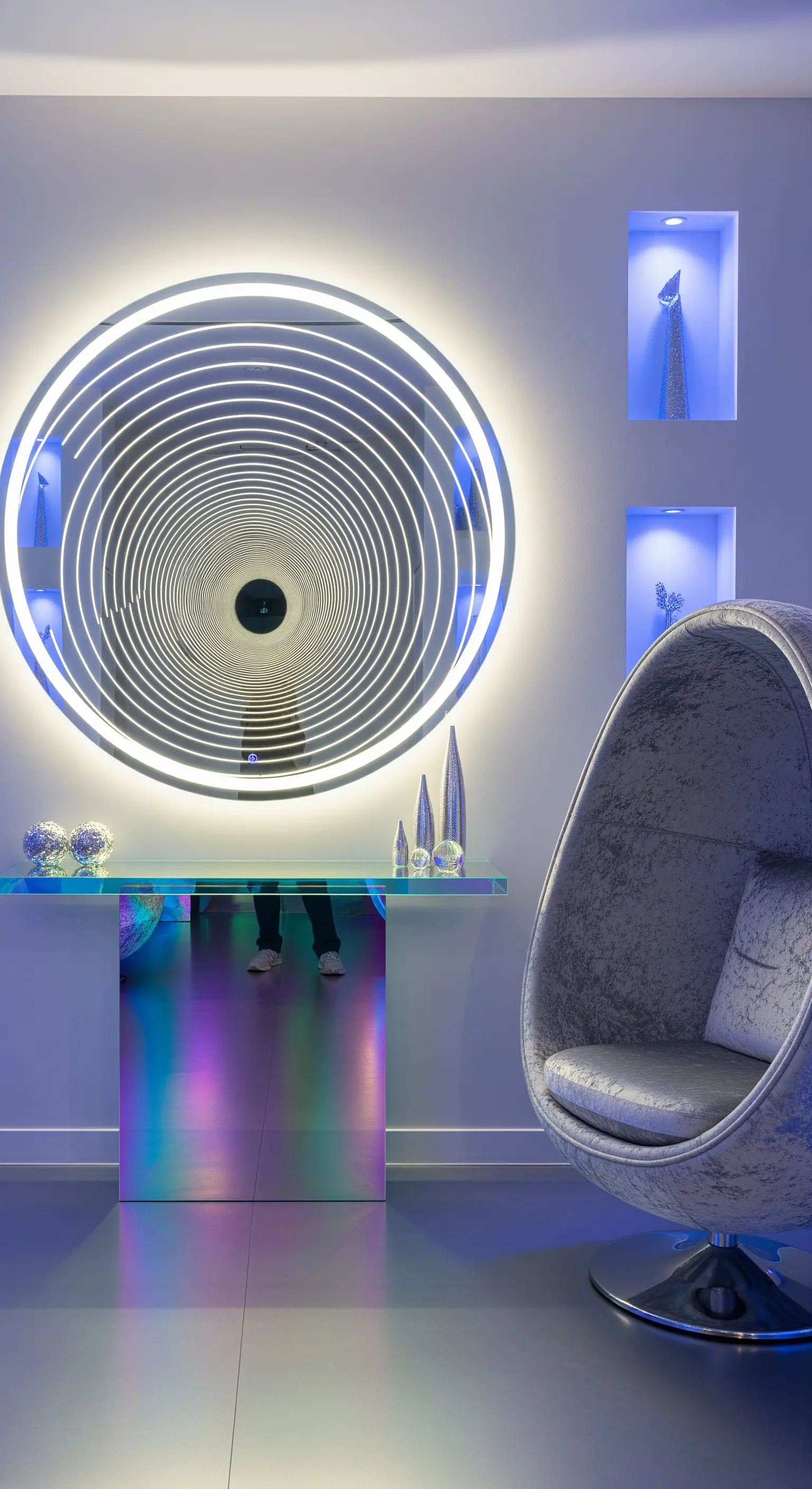 Ingresso futuristico con specchio a LED effetto infinito, consolle cangiante e sedia Egg